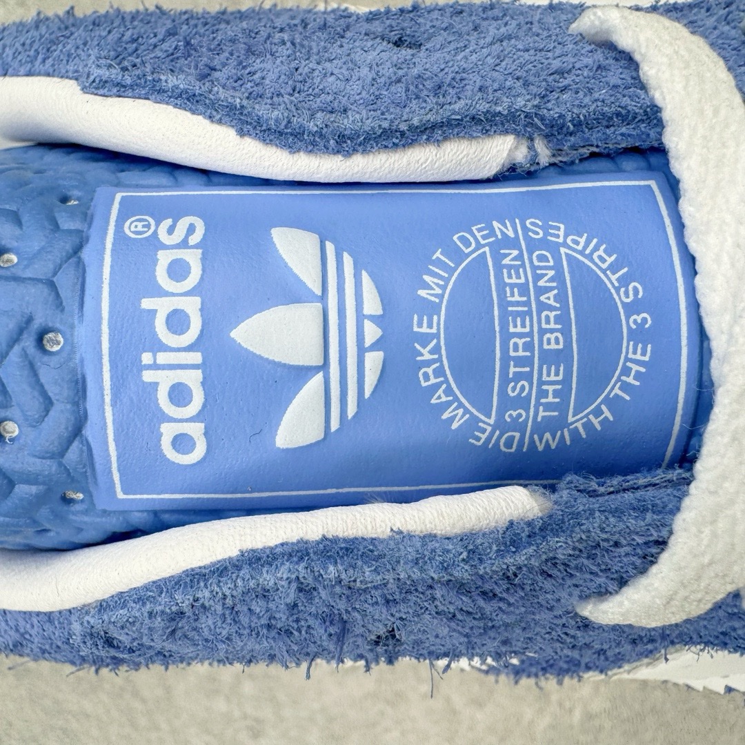 图片[13]-＃KZ神版特价 AD Original Gazelle Indoor Trainers 瞪羚室内鞋系列低帮复古百搭休闲运动德训风板鞋 蓝白 HQ8717 独家前帮工艺加持 全套原纸板楦头开发 每道工序同步公司流程 确保原汁原味 完美呈现原鞋版型 原厂高频磨具加持 精准内部资源对接 Logo字体百分百还原 原厂特供纳米纤维板 区别市面劣质纸板中底 原厂海玻璃鞋垫 中置乳胶足弓支撑垫 正确3/2横条宽版背胶 一比一鞋头弧度高度鞋身弧度 烫金亮度高频深浅同步原鞋 独家私模最大47.5 半透明橡胶大底 原厂定制长毛翻毛皮组合环保纤维革鞋面 原厂港宝加持定型后跟R度完美 原厂高频磨具加持 Logo字体 凹凸明显 轮廓分明 描漆定位精准 三道杠为尖角45°锯齿状 高频立体感很强 区别圆形锯齿 已最大程度还原公司 欢迎对比 将复古进行到底 简约流畅 三十年不变经典 这款Gazelle运动鞋 无论面料、配色、质感或设计 都只在重现其1991年原款的经典 皮革鞋面 撞色三条纹和鞋跟标的设计 力求呈现90年代的经典复古风潮 Samba火热的同时 也带动了其它的复古鞋型 Gazelle便是其中一只 Gazelle Indoor拥有包边更宽的T字型鞋头 更好的保护运动员的前掌 浓浓的复古氛围感 非常适合现在流行的Cleanfit风格 尺码：35.5 36 36.5 37 38 38.5 39 40 40.5 41 42 42.5 43 44 44.5 45 46 47.5-选品中心