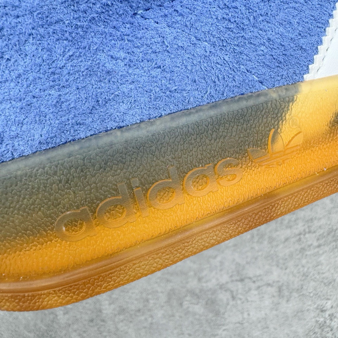 图片[16]-＃KZ神版特价 AD Original Gazelle Indoor Trainers 瞪羚室内鞋系列低帮复古百搭休闲运动德训风板鞋 蓝白 HQ8717 独家前帮工艺加持 全套原纸板楦头开发 每道工序同步公司流程 确保原汁原味 完美呈现原鞋版型 原厂高频磨具加持 精准内部资源对接 Logo字体百分百还原 原厂特供纳米纤维板 区别市面劣质纸板中底 原厂海玻璃鞋垫 中置乳胶足弓支撑垫 正确3/2横条宽版背胶 一比一鞋头弧度高度鞋身弧度 烫金亮度高频深浅同步原鞋 独家私模最大47.5 半透明橡胶大底 原厂定制长毛翻毛皮组合环保纤维革鞋面 原厂港宝加持定型后跟R度完美 原厂高频磨具加持 Logo字体 凹凸明显 轮廓分明 描漆定位精准 三道杠为尖角45°锯齿状 高频立体感很强 区别圆形锯齿 已最大程度还原公司 欢迎对比 将复古进行到底 简约流畅 三十年不变经典 这款Gazelle运动鞋 无论面料、配色、质感或设计 都只在重现其1991年原款的经典 皮革鞋面 撞色三条纹和鞋跟标的设计 力求呈现90年代的经典复古风潮 Samba火热的同时 也带动了其它的复古鞋型 Gazelle便是其中一只 Gazelle Indoor拥有包边更宽的T字型鞋头 更好的保护运动员的前掌 浓浓的复古氛围感 非常适合现在流行的Cleanfit风格 尺码：35.5 36 36.5 37 38 38.5 39 40 40.5 41 42 42.5 43 44 44.5 45 46 47.5-选品中心