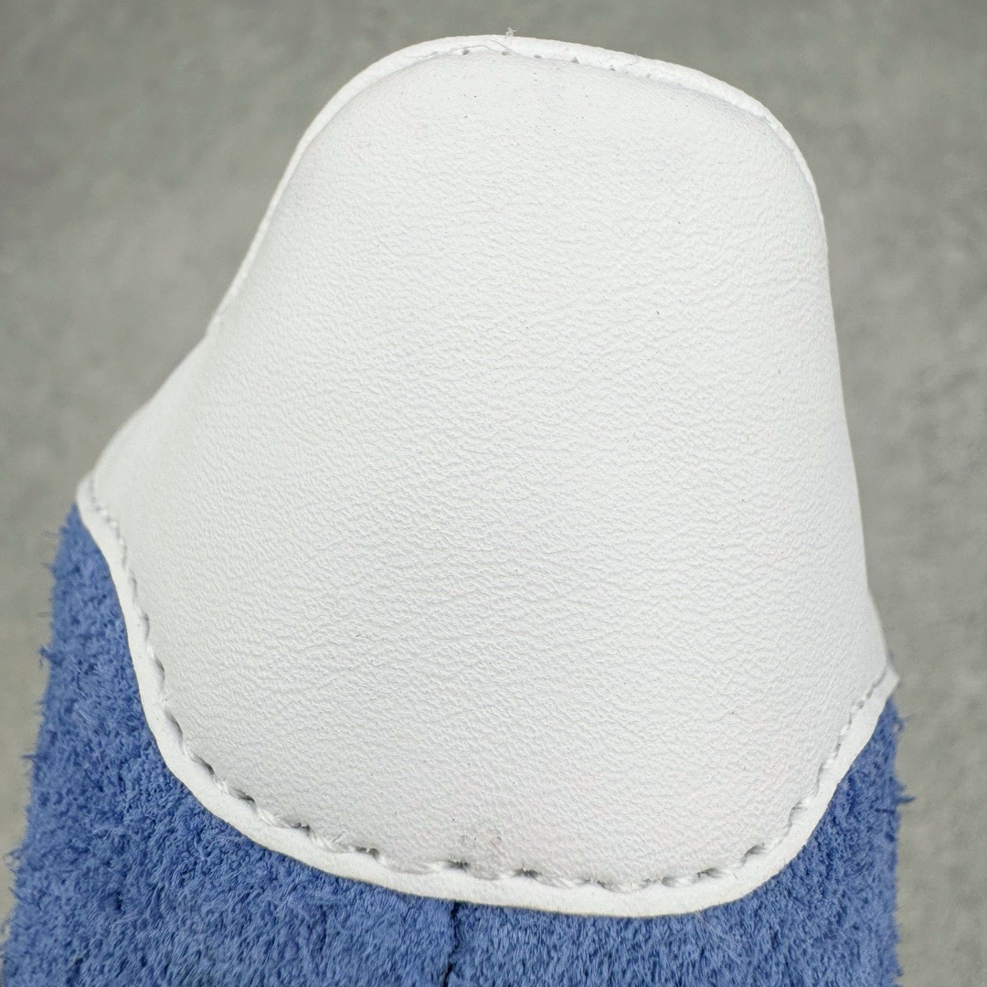 图片[12]-＃KZ神版特价 AD Original Gazelle Indoor Trainers 瞪羚室内鞋系列低帮复古百搭休闲运动德训风板鞋 蓝白 HQ8717 独家前帮工艺加持 全套原纸板楦头开发 每道工序同步公司流程 确保原汁原味 完美呈现原鞋版型 原厂高频磨具加持 精准内部资源对接 Logo字体百分百还原 原厂特供纳米纤维板 区别市面劣质纸板中底 原厂海玻璃鞋垫 中置乳胶足弓支撑垫 正确3/2横条宽版背胶 一比一鞋头弧度高度鞋身弧度 烫金亮度高频深浅同步原鞋 独家私模最大47.5 半透明橡胶大底 原厂定制长毛翻毛皮组合环保纤维革鞋面 原厂港宝加持定型后跟R度完美 原厂高频磨具加持 Logo字体 凹凸明显 轮廓分明 描漆定位精准 三道杠为尖角45°锯齿状 高频立体感很强 区别圆形锯齿 已最大程度还原公司 欢迎对比 将复古进行到底 简约流畅 三十年不变经典 这款Gazelle运动鞋 无论面料、配色、质感或设计 都只在重现其1991年原款的经典 皮革鞋面 撞色三条纹和鞋跟标的设计 力求呈现90年代的经典复古风潮 Samba火热的同时 也带动了其它的复古鞋型 Gazelle便是其中一只 Gazelle Indoor拥有包边更宽的T字型鞋头 更好的保护运动员的前掌 浓浓的复古氛围感 非常适合现在流行的Cleanfit风格 尺码：35.5 36 36.5 37 38 38.5 39 40 40.5 41 42 42.5 43 44 44.5 45 46 47.5-选品中心