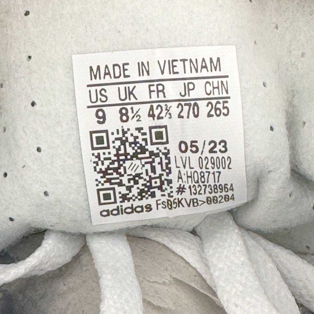 图片[11]-＃KZ神版特价 AD Original Gazelle Indoor Trainers 瞪羚室内鞋系列低帮复古百搭休闲运动德训风板鞋 蓝白 HQ8717 独家前帮工艺加持 全套原纸板楦头开发 每道工序同步公司流程 确保原汁原味 完美呈现原鞋版型 原厂高频磨具加持 精准内部资源对接 Logo字体百分百还原 原厂特供纳米纤维板 区别市面劣质纸板中底 原厂海玻璃鞋垫 中置乳胶足弓支撑垫 正确3/2横条宽版背胶 一比一鞋头弧度高度鞋身弧度 烫金亮度高频深浅同步原鞋 独家私模最大47.5 半透明橡胶大底 原厂定制长毛翻毛皮组合环保纤维革鞋面 原厂港宝加持定型后跟R度完美 原厂高频磨具加持 Logo字体 凹凸明显 轮廓分明 描漆定位精准 三道杠为尖角45°锯齿状 高频立体感很强 区别圆形锯齿 已最大程度还原公司 欢迎对比 将复古进行到底 简约流畅 三十年不变经典 这款Gazelle运动鞋 无论面料、配色、质感或设计 都只在重现其1991年原款的经典 皮革鞋面 撞色三条纹和鞋跟标的设计 力求呈现90年代的经典复古风潮 Samba火热的同时 也带动了其它的复古鞋型 Gazelle便是其中一只 Gazelle Indoor拥有包边更宽的T字型鞋头 更好的保护运动员的前掌 浓浓的复古氛围感 非常适合现在流行的Cleanfit风格 尺码：35.5 36 36.5 37 38 38.5 39 40 40.5 41 42 42.5 43 44 44.5 45 46 47.5-选品中心