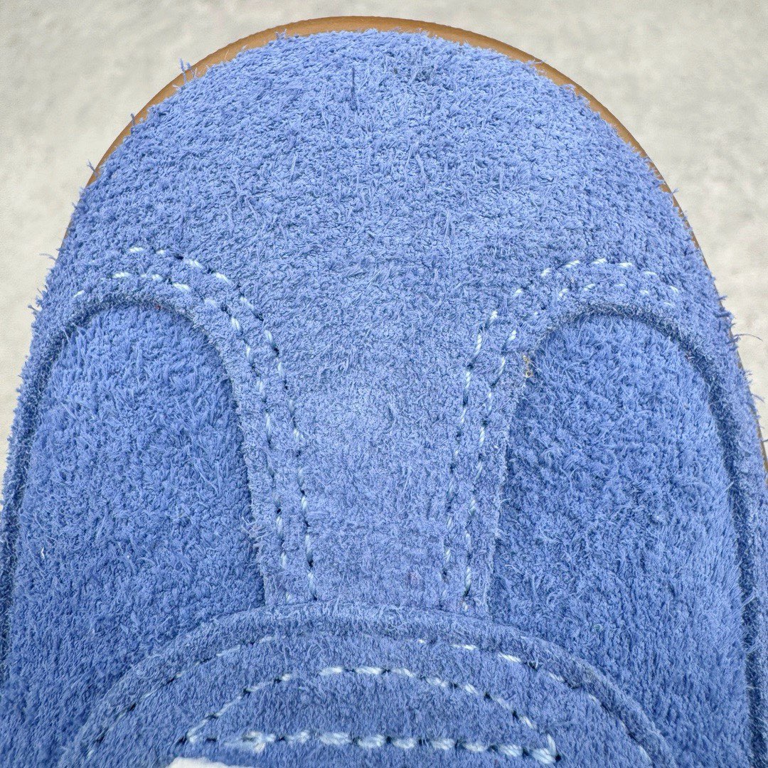 图片[14]-＃KZ神版特价 AD Original Gazelle Indoor Trainers 瞪羚室内鞋系列低帮复古百搭休闲运动德训风板鞋 蓝白 HQ8717 独家前帮工艺加持 全套原纸板楦头开发 每道工序同步公司流程 确保原汁原味 完美呈现原鞋版型 原厂高频磨具加持 精准内部资源对接 Logo字体百分百还原 原厂特供纳米纤维板 区别市面劣质纸板中底 原厂海玻璃鞋垫 中置乳胶足弓支撑垫 正确3/2横条宽版背胶 一比一鞋头弧度高度鞋身弧度 烫金亮度高频深浅同步原鞋 独家私模最大47.5 半透明橡胶大底 原厂定制长毛翻毛皮组合环保纤维革鞋面 原厂港宝加持定型后跟R度完美 原厂高频磨具加持 Logo字体 凹凸明显 轮廓分明 描漆定位精准 三道杠为尖角45°锯齿状 高频立体感很强 区别圆形锯齿 已最大程度还原公司 欢迎对比 将复古进行到底 简约流畅 三十年不变经典 这款Gazelle运动鞋 无论面料、配色、质感或设计 都只在重现其1991年原款的经典 皮革鞋面 撞色三条纹和鞋跟标的设计 力求呈现90年代的经典复古风潮 Samba火热的同时 也带动了其它的复古鞋型 Gazelle便是其中一只 Gazelle Indoor拥有包边更宽的T字型鞋头 更好的保护运动员的前掌 浓浓的复古氛围感 非常适合现在流行的Cleanfit风格 尺码：35.5 36 36.5 37 38 38.5 39 40 40.5 41 42 42.5 43 44 44.5 45 46 47.5-选品中心