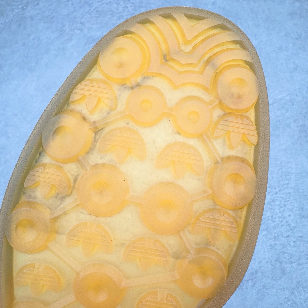 图片[19]-＃KZ神版特价 AD Original Gazelle Indoor Trainers 瞪羚室内鞋系列低帮复古百搭休闲运动德训风板鞋 蓝白 HQ8717 独家前帮工艺加持 全套原纸板楦头开发 每道工序同步公司流程 确保原汁原味 完美呈现原鞋版型 原厂高频磨具加持 精准内部资源对接 Logo字体百分百还原 原厂特供纳米纤维板 区别市面劣质纸板中底 原厂海玻璃鞋垫 中置乳胶足弓支撑垫 正确3/2横条宽版背胶 一比一鞋头弧度高度鞋身弧度 烫金亮度高频深浅同步原鞋 独家私模最大47.5 半透明橡胶大底 原厂定制长毛翻毛皮组合环保纤维革鞋面 原厂港宝加持定型后跟R度完美 原厂高频磨具加持 Logo字体 凹凸明显 轮廓分明 描漆定位精准 三道杠为尖角45°锯齿状 高频立体感很强 区别圆形锯齿 已最大程度还原公司 欢迎对比 将复古进行到底 简约流畅 三十年不变经典 这款Gazelle运动鞋 无论面料、配色、质感或设计 都只在重现其1991年原款的经典 皮革鞋面 撞色三条纹和鞋跟标的设计 力求呈现90年代的经典复古风潮 Samba火热的同时 也带动了其它的复古鞋型 Gazelle便是其中一只 Gazelle Indoor拥有包边更宽的T字型鞋头 更好的保护运动员的前掌 浓浓的复古氛围感 非常适合现在流行的Cleanfit风格 尺码：35.5 36 36.5 37 38 38.5 39 40 40.5 41 42 42.5 43 44 44.5 45 46 47.5-选品中心