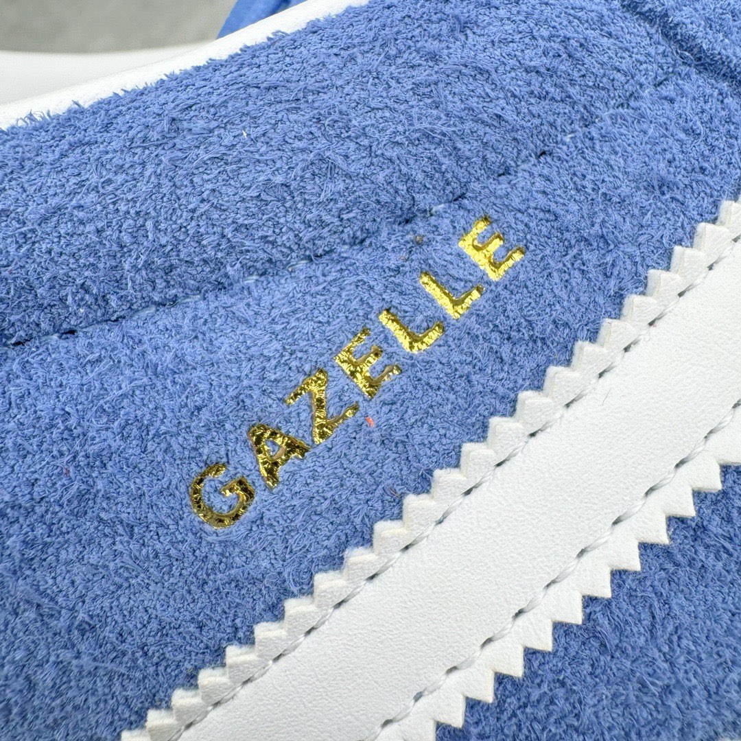 图片[17]-＃KZ神版特价 AD Original Gazelle Indoor Trainers 瞪羚室内鞋系列低帮复古百搭休闲运动德训风板鞋 蓝白 HQ8717 独家前帮工艺加持 全套原纸板楦头开发 每道工序同步公司流程 确保原汁原味 完美呈现原鞋版型 原厂高频磨具加持 精准内部资源对接 Logo字体百分百还原 原厂特供纳米纤维板 区别市面劣质纸板中底 原厂海玻璃鞋垫 中置乳胶足弓支撑垫 正确3/2横条宽版背胶 一比一鞋头弧度高度鞋身弧度 烫金亮度高频深浅同步原鞋 独家私模最大47.5 半透明橡胶大底 原厂定制长毛翻毛皮组合环保纤维革鞋面 原厂港宝加持定型后跟R度完美 原厂高频磨具加持 Logo字体 凹凸明显 轮廓分明 描漆定位精准 三道杠为尖角45°锯齿状 高频立体感很强 区别圆形锯齿 已最大程度还原公司 欢迎对比 将复古进行到底 简约流畅 三十年不变经典 这款Gazelle运动鞋 无论面料、配色、质感或设计 都只在重现其1991年原款的经典 皮革鞋面 撞色三条纹和鞋跟标的设计 力求呈现90年代的经典复古风潮 Samba火热的同时 也带动了其它的复古鞋型 Gazelle便是其中一只 Gazelle Indoor拥有包边更宽的T字型鞋头 更好的保护运动员的前掌 浓浓的复古氛围感 非常适合现在流行的Cleanfit风格 尺码：35.5 36 36.5 37 38 38.5 39 40 40.5 41 42 42.5 43 44 44.5 45 46 47.5-选品中心