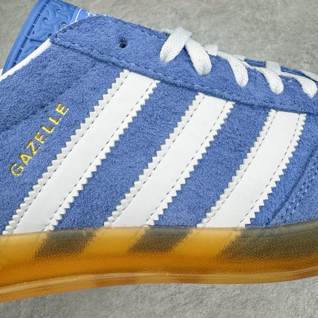 图片[18]-＃KZ神版特价 AD Original Gazelle Indoor Trainers 瞪羚室内鞋系列低帮复古百搭休闲运动德训风板鞋 蓝白 HQ8717 独家前帮工艺加持 全套原纸板楦头开发 每道工序同步公司流程 确保原汁原味 完美呈现原鞋版型 原厂高频磨具加持 精准内部资源对接 Logo字体百分百还原 原厂特供纳米纤维板 区别市面劣质纸板中底 原厂海玻璃鞋垫 中置乳胶足弓支撑垫 正确3/2横条宽版背胶 一比一鞋头弧度高度鞋身弧度 烫金亮度高频深浅同步原鞋 独家私模最大47.5 半透明橡胶大底 原厂定制长毛翻毛皮组合环保纤维革鞋面 原厂港宝加持定型后跟R度完美 原厂高频磨具加持 Logo字体 凹凸明显 轮廓分明 描漆定位精准 三道杠为尖角45°锯齿状 高频立体感很强 区别圆形锯齿 已最大程度还原公司 欢迎对比 将复古进行到底 简约流畅 三十年不变经典 这款Gazelle运动鞋 无论面料、配色、质感或设计 都只在重现其1991年原款的经典 皮革鞋面 撞色三条纹和鞋跟标的设计 力求呈现90年代的经典复古风潮 Samba火热的同时 也带动了其它的复古鞋型 Gazelle便是其中一只 Gazelle Indoor拥有包边更宽的T字型鞋头 更好的保护运动员的前掌 浓浓的复古氛围感 非常适合现在流行的Cleanfit风格 尺码：35.5 36 36.5 37 38 38.5 39 40 40.5 41 42 42.5 43 44 44.5 45 46 47.5-选品中心