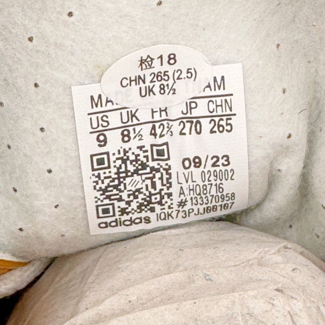 图片[21]-＃KZ神版特价 AD Original Gazelle Indoor Trainers 瞪羚室内鞋系列低帮复古百搭休闲运动德训风板鞋 黄白 HQ8716 独家前帮工艺加持 全套原纸板楦头开发 每道工序同步公司流程 确保原汁原味 完美呈现原鞋版型 原厂高频磨具加持 精准内部资源对接 Logo字体百分百还原 原厂特供纳米纤维板 区别市面劣质纸板中底 原厂海玻璃鞋垫 中置乳胶足弓支撑垫 正确3/2横条宽版背胶 一比一鞋头弧度高度鞋身弧度 烫金亮度高频深浅同步原鞋 独家私模最大47.5 半透明橡胶大底 原厂定制长毛翻毛皮组合环保纤维革鞋面 原厂港宝加持定型后跟R度完美 原厂高频磨具加持 Logo字体 凹凸明显 轮廓分明 描漆定位精准 三道杠为尖角45°锯齿状 高频立体感很强 区别圆形锯齿 已最大程度还原公司 欢迎对比 将复古进行到底 简约流畅 三十年不变经典 这款Gazelle运动鞋 无论面料、配色、质感或设计 都只在重现其1991年原款的经典 皮革鞋面 撞色三条纹和鞋跟标的设计 力求呈现90年代的经典复古风潮 Samba火热的同时 也带动了其它的复古鞋型 Gazelle便是其中一只 Gazelle Indoor拥有包边更宽的T字型鞋头 更好的保护运动员的前掌 浓浓的复古氛围感 非常适合现在流行的Cleanfit风格 尺码：35.5 36 36.5 37 38 38.5 39 40 40.5 41 42 42.5 43 44 44.5 45 46 47.5-选品中心