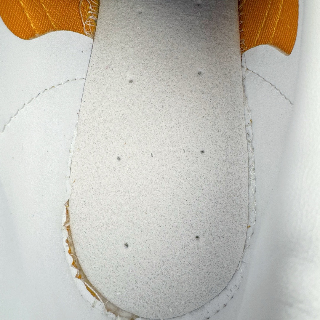 图片[20]-＃KZ神版特价 AD Original Gazelle Indoor Trainers 瞪羚室内鞋系列低帮复古百搭休闲运动德训风板鞋 黄白 HQ8716 独家前帮工艺加持 全套原纸板楦头开发 每道工序同步公司流程 确保原汁原味 完美呈现原鞋版型 原厂高频磨具加持 精准内部资源对接 Logo字体百分百还原 原厂特供纳米纤维板 区别市面劣质纸板中底 原厂海玻璃鞋垫 中置乳胶足弓支撑垫 正确3/2横条宽版背胶 一比一鞋头弧度高度鞋身弧度 烫金亮度高频深浅同步原鞋 独家私模最大47.5 半透明橡胶大底 原厂定制长毛翻毛皮组合环保纤维革鞋面 原厂港宝加持定型后跟R度完美 原厂高频磨具加持 Logo字体 凹凸明显 轮廓分明 描漆定位精准 三道杠为尖角45°锯齿状 高频立体感很强 区别圆形锯齿 已最大程度还原公司 欢迎对比 将复古进行到底 简约流畅 三十年不变经典 这款Gazelle运动鞋 无论面料、配色、质感或设计 都只在重现其1991年原款的经典 皮革鞋面 撞色三条纹和鞋跟标的设计 力求呈现90年代的经典复古风潮 Samba火热的同时 也带动了其它的复古鞋型 Gazelle便是其中一只 Gazelle Indoor拥有包边更宽的T字型鞋头 更好的保护运动员的前掌 浓浓的复古氛围感 非常适合现在流行的Cleanfit风格 尺码：35.5 36 36.5 37 38 38.5 39 40 40.5 41 42 42.5 43 44 44.5 45 46 47.5-选品中心