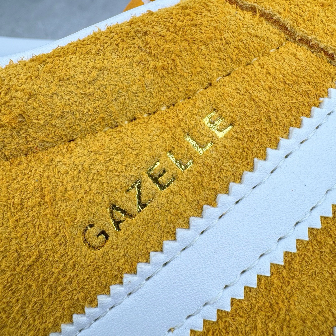 图片[15]-＃KZ神版特价 AD Original Gazelle Indoor Trainers 瞪羚室内鞋系列低帮复古百搭休闲运动德训风板鞋 黄白 HQ8716 独家前帮工艺加持 全套原纸板楦头开发 每道工序同步公司流程 确保原汁原味 完美呈现原鞋版型 原厂高频磨具加持 精准内部资源对接 Logo字体百分百还原 原厂特供纳米纤维板 区别市面劣质纸板中底 原厂海玻璃鞋垫 中置乳胶足弓支撑垫 正确3/2横条宽版背胶 一比一鞋头弧度高度鞋身弧度 烫金亮度高频深浅同步原鞋 独家私模最大47.5 半透明橡胶大底 原厂定制长毛翻毛皮组合环保纤维革鞋面 原厂港宝加持定型后跟R度完美 原厂高频磨具加持 Logo字体 凹凸明显 轮廓分明 描漆定位精准 三道杠为尖角45°锯齿状 高频立体感很强 区别圆形锯齿 已最大程度还原公司 欢迎对比 将复古进行到底 简约流畅 三十年不变经典 这款Gazelle运动鞋 无论面料、配色、质感或设计 都只在重现其1991年原款的经典 皮革鞋面 撞色三条纹和鞋跟标的设计 力求呈现90年代的经典复古风潮 Samba火热的同时 也带动了其它的复古鞋型 Gazelle便是其中一只 Gazelle Indoor拥有包边更宽的T字型鞋头 更好的保护运动员的前掌 浓浓的复古氛围感 非常适合现在流行的Cleanfit风格 尺码：35.5 36 36.5 37 38 38.5 39 40 40.5 41 42 42.5 43 44 44.5 45 46 47.5-选品中心