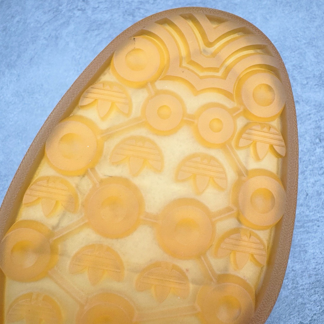 图片[18]-＃KZ神版特价 AD Original Gazelle Indoor Trainers 瞪羚室内鞋系列低帮复古百搭休闲运动德训风板鞋 黄白 HQ8716 独家前帮工艺加持 全套原纸板楦头开发 每道工序同步公司流程 确保原汁原味 完美呈现原鞋版型 原厂高频磨具加持 精准内部资源对接 Logo字体百分百还原 原厂特供纳米纤维板 区别市面劣质纸板中底 原厂海玻璃鞋垫 中置乳胶足弓支撑垫 正确3/2横条宽版背胶 一比一鞋头弧度高度鞋身弧度 烫金亮度高频深浅同步原鞋 独家私模最大47.5 半透明橡胶大底 原厂定制长毛翻毛皮组合环保纤维革鞋面 原厂港宝加持定型后跟R度完美 原厂高频磨具加持 Logo字体 凹凸明显 轮廓分明 描漆定位精准 三道杠为尖角45°锯齿状 高频立体感很强 区别圆形锯齿 已最大程度还原公司 欢迎对比 将复古进行到底 简约流畅 三十年不变经典 这款Gazelle运动鞋 无论面料、配色、质感或设计 都只在重现其1991年原款的经典 皮革鞋面 撞色三条纹和鞋跟标的设计 力求呈现90年代的经典复古风潮 Samba火热的同时 也带动了其它的复古鞋型 Gazelle便是其中一只 Gazelle Indoor拥有包边更宽的T字型鞋头 更好的保护运动员的前掌 浓浓的复古氛围感 非常适合现在流行的Cleanfit风格 尺码：35.5 36 36.5 37 38 38.5 39 40 40.5 41 42 42.5 43 44 44.5 45 46 47.5-选品中心