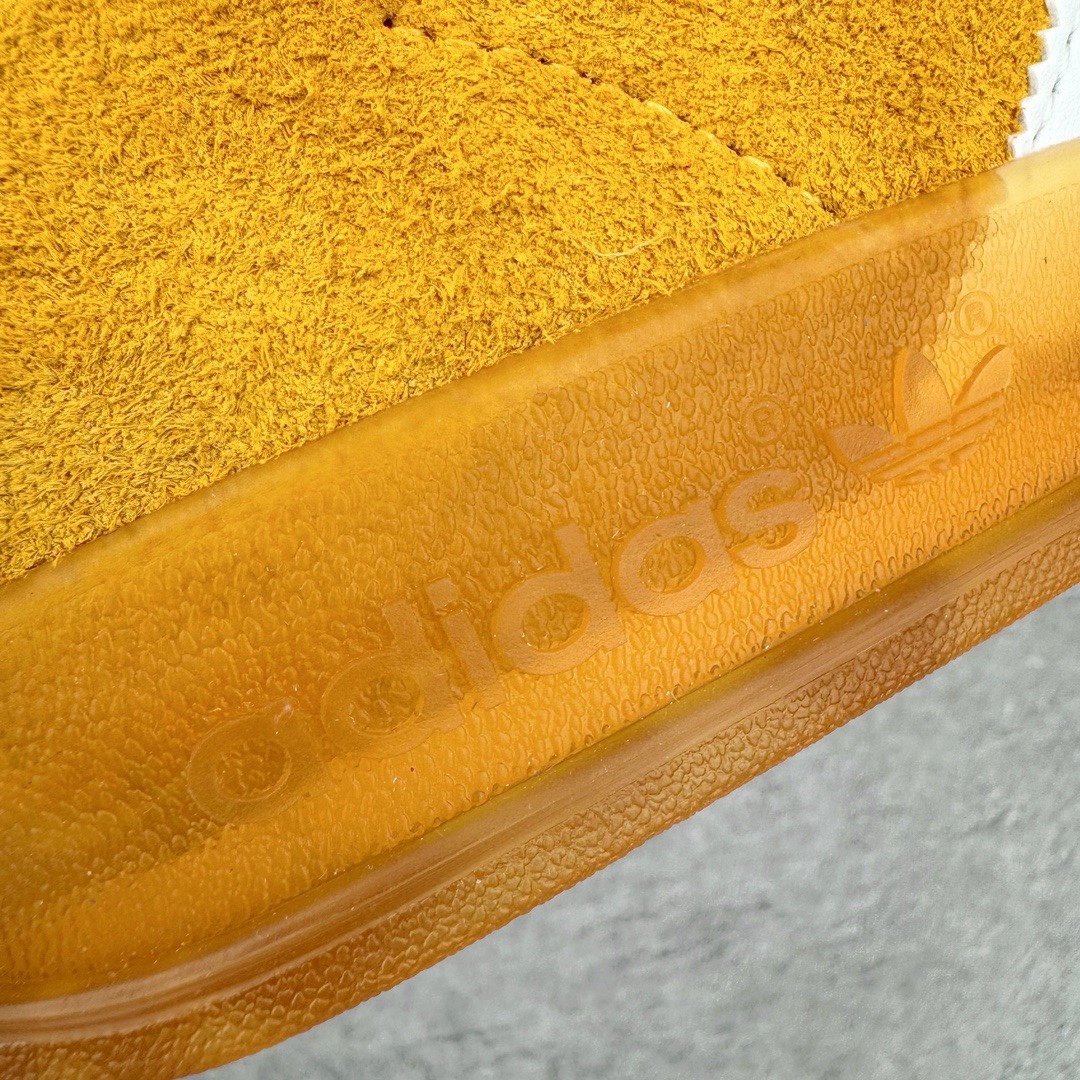 图片[14]-＃KZ神版特价 AD Original Gazelle Indoor Trainers 瞪羚室内鞋系列低帮复古百搭休闲运动德训风板鞋 黄白 HQ8716 独家前帮工艺加持 全套原纸板楦头开发 每道工序同步公司流程 确保原汁原味 完美呈现原鞋版型 原厂高频磨具加持 精准内部资源对接 Logo字体百分百还原 原厂特供纳米纤维板 区别市面劣质纸板中底 原厂海玻璃鞋垫 中置乳胶足弓支撑垫 正确3/2横条宽版背胶 一比一鞋头弧度高度鞋身弧度 烫金亮度高频深浅同步原鞋 独家私模最大47.5 半透明橡胶大底 原厂定制长毛翻毛皮组合环保纤维革鞋面 原厂港宝加持定型后跟R度完美 原厂高频磨具加持 Logo字体 凹凸明显 轮廓分明 描漆定位精准 三道杠为尖角45°锯齿状 高频立体感很强 区别圆形锯齿 已最大程度还原公司 欢迎对比 将复古进行到底 简约流畅 三十年不变经典 这款Gazelle运动鞋 无论面料、配色、质感或设计 都只在重现其1991年原款的经典 皮革鞋面 撞色三条纹和鞋跟标的设计 力求呈现90年代的经典复古风潮 Samba火热的同时 也带动了其它的复古鞋型 Gazelle便是其中一只 Gazelle Indoor拥有包边更宽的T字型鞋头 更好的保护运动员的前掌 浓浓的复古氛围感 非常适合现在流行的Cleanfit风格 尺码：35.5 36 36.5 37 38 38.5 39 40 40.5 41 42 42.5 43 44 44.5 45 46 47.5-选品中心