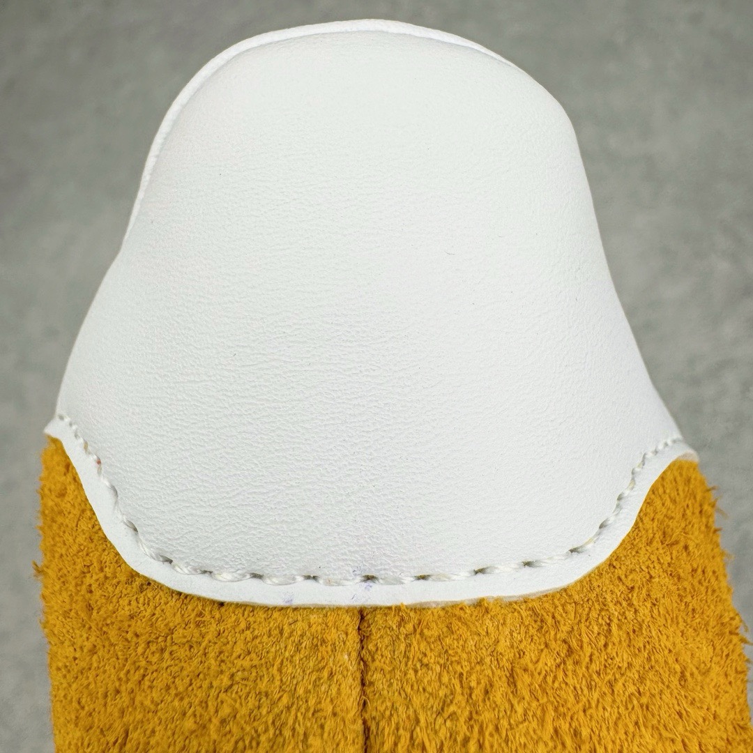 图片[13]-＃KZ神版特价 AD Original Gazelle Indoor Trainers 瞪羚室内鞋系列低帮复古百搭休闲运动德训风板鞋 黄白 HQ8716 独家前帮工艺加持 全套原纸板楦头开发 每道工序同步公司流程 确保原汁原味 完美呈现原鞋版型 原厂高频磨具加持 精准内部资源对接 Logo字体百分百还原 原厂特供纳米纤维板 区别市面劣质纸板中底 原厂海玻璃鞋垫 中置乳胶足弓支撑垫 正确3/2横条宽版背胶 一比一鞋头弧度高度鞋身弧度 烫金亮度高频深浅同步原鞋 独家私模最大47.5 半透明橡胶大底 原厂定制长毛翻毛皮组合环保纤维革鞋面 原厂港宝加持定型后跟R度完美 原厂高频磨具加持 Logo字体 凹凸明显 轮廓分明 描漆定位精准 三道杠为尖角45°锯齿状 高频立体感很强 区别圆形锯齿 已最大程度还原公司 欢迎对比 将复古进行到底 简约流畅 三十年不变经典 这款Gazelle运动鞋 无论面料、配色、质感或设计 都只在重现其1991年原款的经典 皮革鞋面 撞色三条纹和鞋跟标的设计 力求呈现90年代的经典复古风潮 Samba火热的同时 也带动了其它的复古鞋型 Gazelle便是其中一只 Gazelle Indoor拥有包边更宽的T字型鞋头 更好的保护运动员的前掌 浓浓的复古氛围感 非常适合现在流行的Cleanfit风格 尺码：35.5 36 36.5 37 38 38.5 39 40 40.5 41 42 42.5 43 44 44.5 45 46 47.5-选品中心