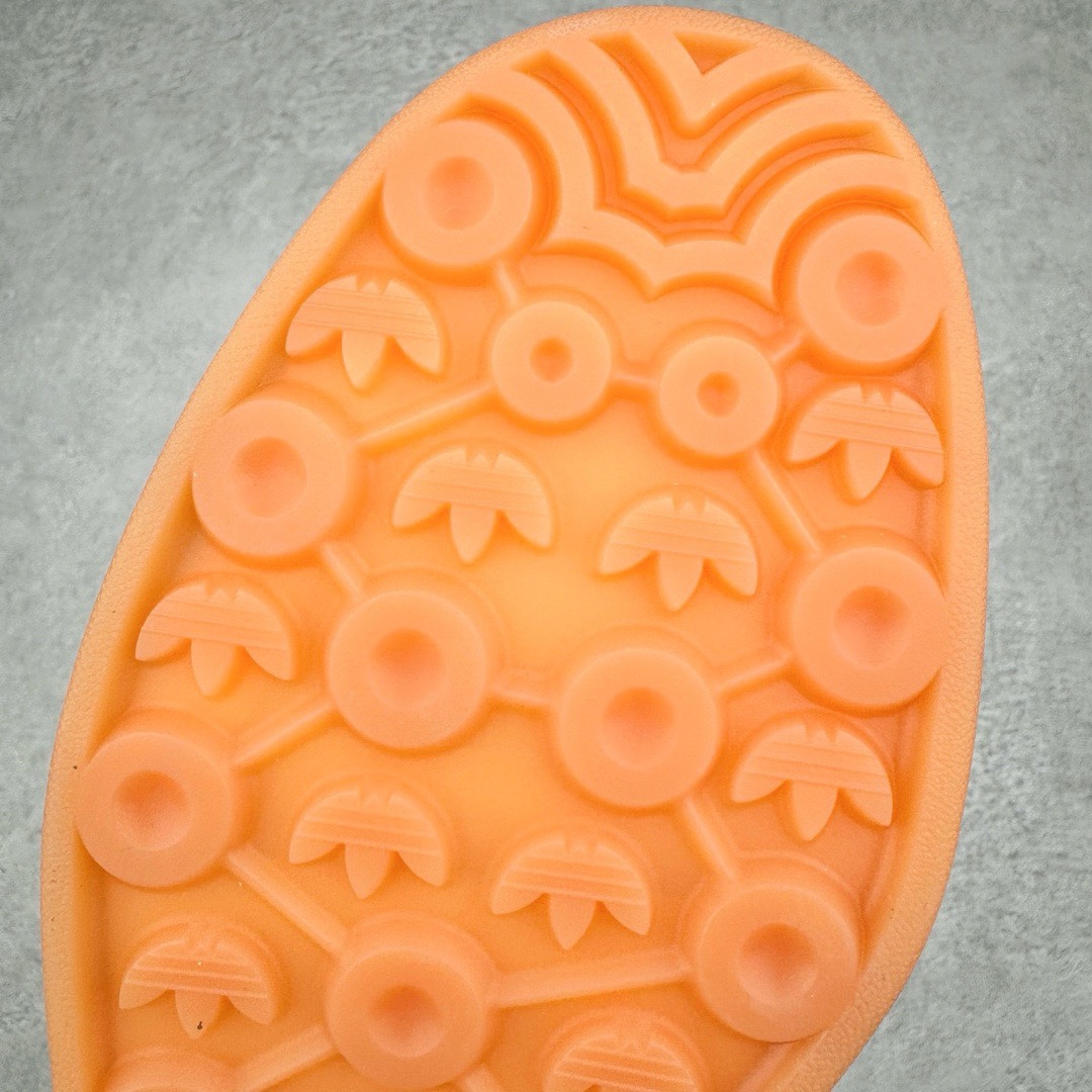 图片[22]-＃KZ神版特价 AD Original Gazelle Indoor Trainers 瞪羚室内鞋系列低帮复古百搭休闲运动德训风板鞋 绿白 IG1596 独家前帮工艺加持 全套原纸板楦头开发 每道工序同步公司流程 确保原汁原味 完美呈现原鞋版型 原厂高频磨具加持 精准内部资源对接 Logo字体百分百还原 原厂特供纳米纤维板 区别市面劣质纸板中底 原厂海玻璃鞋垫 中置乳胶足弓支撑垫 正确3/2横条宽版背胶 一比一鞋头弧度高度鞋身弧度 烫金亮度高频深浅同步原鞋 独家私模最大47.5 半透明橡胶大底 原厂定制长毛翻毛皮组合环保纤维革鞋面 原厂港宝加持定型后跟R度完美 原厂高频磨具加持 Logo字体 凹凸明显 轮廓分明 描漆定位精准 三道杠为尖角45°锯齿状 高频立体感很强 区别圆形锯齿 已最大程度还原公司 欢迎对比 将复古进行到底 简约流畅 三十年不变经典 这款Gazelle运动鞋 无论面料、配色、质感或设计 都只在重现其1991年原款的经典 皮革鞋面 撞色三条纹和鞋跟标的设计 力求呈现90年代的经典复古风潮 Samba火热的同时 也带动了其它的复古鞋型 Gazelle便是其中一只 Gazelle Indoor拥有包边更宽的T字型鞋头 更好的保护运动员的前掌 浓浓的复古氛围感 非常适合现在流行的Cleanfit风格 尺码：35.5 36 36.5 37 38 38.5 39 40 40.5 41 42 42.5 43 44 44.5 45 46 47.5-选品中心