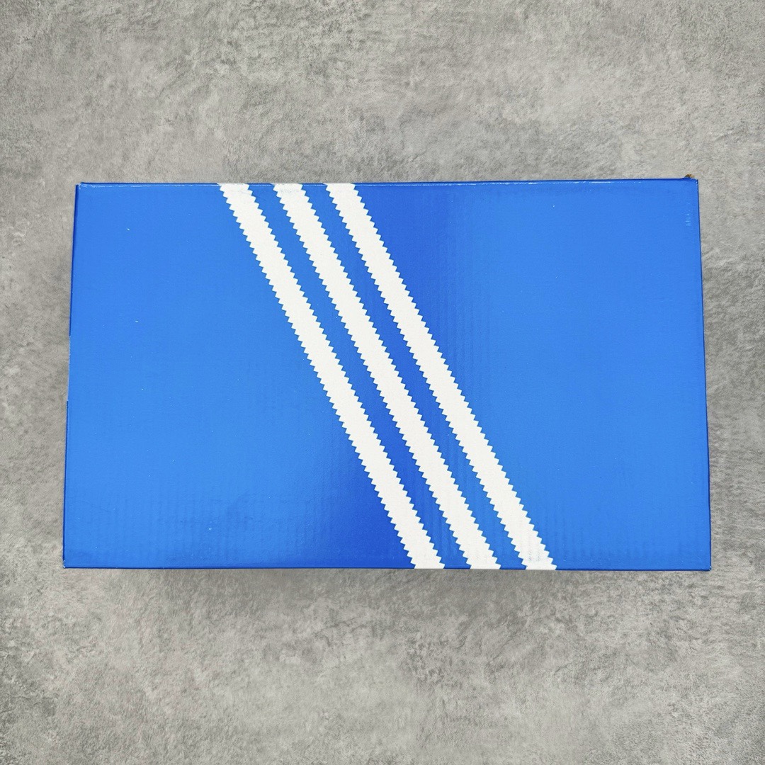 图片[23]-＃KZ神版特价 AD Original Gazelle Indoor Trainers 瞪羚室内鞋系列低帮复古百搭休闲运动德训风板鞋 绿白 IG1596 独家前帮工艺加持 全套原纸板楦头开发 每道工序同步公司流程 确保原汁原味 完美呈现原鞋版型 原厂高频磨具加持 精准内部资源对接 Logo字体百分百还原 原厂特供纳米纤维板 区别市面劣质纸板中底 原厂海玻璃鞋垫 中置乳胶足弓支撑垫 正确3/2横条宽版背胶 一比一鞋头弧度高度鞋身弧度 烫金亮度高频深浅同步原鞋 独家私模最大47.5 半透明橡胶大底 原厂定制长毛翻毛皮组合环保纤维革鞋面 原厂港宝加持定型后跟R度完美 原厂高频磨具加持 Logo字体 凹凸明显 轮廓分明 描漆定位精准 三道杠为尖角45°锯齿状 高频立体感很强 区别圆形锯齿 已最大程度还原公司 欢迎对比 将复古进行到底 简约流畅 三十年不变经典 这款Gazelle运动鞋 无论面料、配色、质感或设计 都只在重现其1991年原款的经典 皮革鞋面 撞色三条纹和鞋跟标的设计 力求呈现90年代的经典复古风潮 Samba火热的同时 也带动了其它的复古鞋型 Gazelle便是其中一只 Gazelle Indoor拥有包边更宽的T字型鞋头 更好的保护运动员的前掌 浓浓的复古氛围感 非常适合现在流行的Cleanfit风格 尺码：35.5 36 36.5 37 38 38.5 39 40 40.5 41 42 42.5 43 44 44.5 45 46 47.5-选品中心