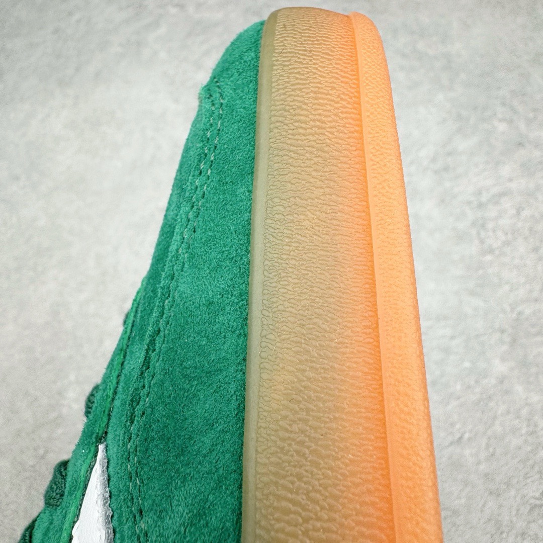 图片[17]-＃KZ神版特价 AD Original Gazelle Indoor Trainers 瞪羚室内鞋系列低帮复古百搭休闲运动德训风板鞋 绿白 IG1596 独家前帮工艺加持 全套原纸板楦头开发 每道工序同步公司流程 确保原汁原味 完美呈现原鞋版型 原厂高频磨具加持 精准内部资源对接 Logo字体百分百还原 原厂特供纳米纤维板 区别市面劣质纸板中底 原厂海玻璃鞋垫 中置乳胶足弓支撑垫 正确3/2横条宽版背胶 一比一鞋头弧度高度鞋身弧度 烫金亮度高频深浅同步原鞋 独家私模最大47.5 半透明橡胶大底 原厂定制长毛翻毛皮组合环保纤维革鞋面 原厂港宝加持定型后跟R度完美 原厂高频磨具加持 Logo字体 凹凸明显 轮廓分明 描漆定位精准 三道杠为尖角45°锯齿状 高频立体感很强 区别圆形锯齿 已最大程度还原公司 欢迎对比 将复古进行到底 简约流畅 三十年不变经典 这款Gazelle运动鞋 无论面料、配色、质感或设计 都只在重现其1991年原款的经典 皮革鞋面 撞色三条纹和鞋跟标的设计 力求呈现90年代的经典复古风潮 Samba火热的同时 也带动了其它的复古鞋型 Gazelle便是其中一只 Gazelle Indoor拥有包边更宽的T字型鞋头 更好的保护运动员的前掌 浓浓的复古氛围感 非常适合现在流行的Cleanfit风格 尺码：35.5 36 36.5 37 38 38.5 39 40 40.5 41 42 42.5 43 44 44.5 45 46 47.5-选品中心