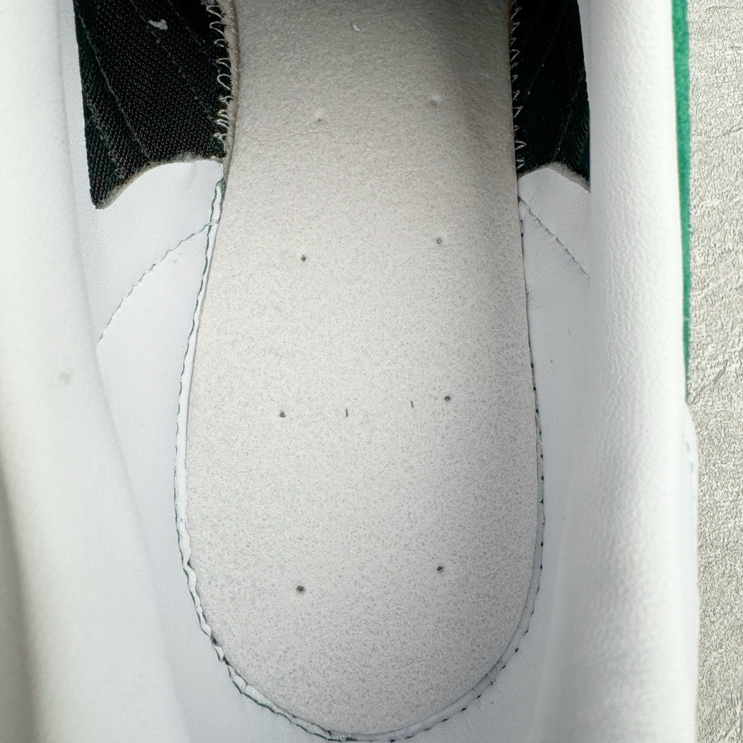 图片[10]-＃KZ神版特价 AD Original Gazelle Indoor Trainers 瞪羚室内鞋系列低帮复古百搭休闲运动德训风板鞋 绿白 IG1596 独家前帮工艺加持 全套原纸板楦头开发 每道工序同步公司流程 确保原汁原味 完美呈现原鞋版型 原厂高频磨具加持 精准内部资源对接 Logo字体百分百还原 原厂特供纳米纤维板 区别市面劣质纸板中底 原厂海玻璃鞋垫 中置乳胶足弓支撑垫 正确3/2横条宽版背胶 一比一鞋头弧度高度鞋身弧度 烫金亮度高频深浅同步原鞋 独家私模最大47.5 半透明橡胶大底 原厂定制长毛翻毛皮组合环保纤维革鞋面 原厂港宝加持定型后跟R度完美 原厂高频磨具加持 Logo字体 凹凸明显 轮廓分明 描漆定位精准 三道杠为尖角45°锯齿状 高频立体感很强 区别圆形锯齿 已最大程度还原公司 欢迎对比 将复古进行到底 简约流畅 三十年不变经典 这款Gazelle运动鞋 无论面料、配色、质感或设计 都只在重现其1991年原款的经典 皮革鞋面 撞色三条纹和鞋跟标的设计 力求呈现90年代的经典复古风潮 Samba火热的同时 也带动了其它的复古鞋型 Gazelle便是其中一只 Gazelle Indoor拥有包边更宽的T字型鞋头 更好的保护运动员的前掌 浓浓的复古氛围感 非常适合现在流行的Cleanfit风格 尺码：35.5 36 36.5 37 38 38.5 39 40 40.5 41 42 42.5 43 44 44.5 45 46 47.5-选品中心