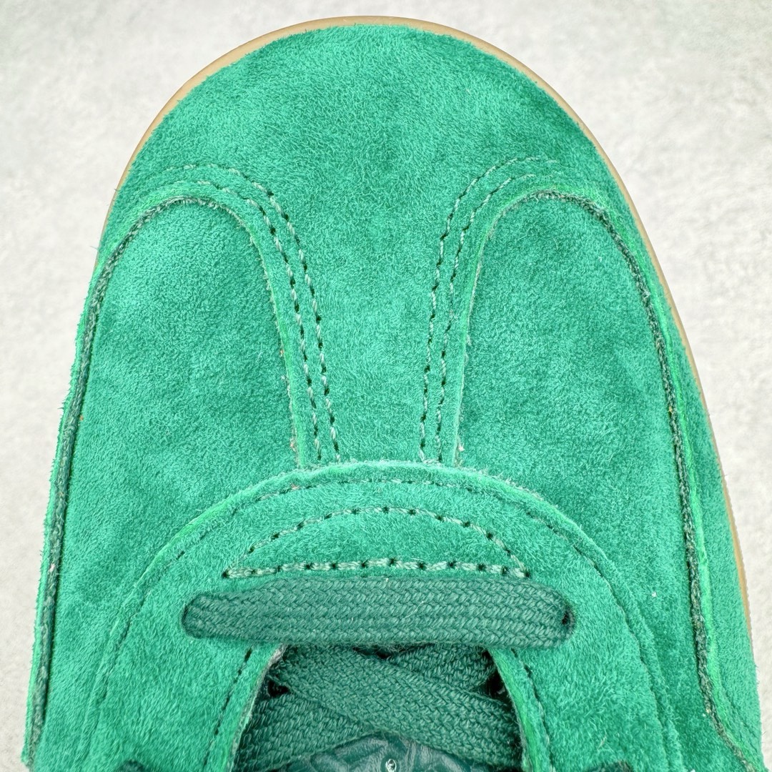 图片[16]-＃KZ神版特价 AD Original Gazelle Indoor Trainers 瞪羚室内鞋系列低帮复古百搭休闲运动德训风板鞋 绿白 IG1596 独家前帮工艺加持 全套原纸板楦头开发 每道工序同步公司流程 确保原汁原味 完美呈现原鞋版型 原厂高频磨具加持 精准内部资源对接 Logo字体百分百还原 原厂特供纳米纤维板 区别市面劣质纸板中底 原厂海玻璃鞋垫 中置乳胶足弓支撑垫 正确3/2横条宽版背胶 一比一鞋头弧度高度鞋身弧度 烫金亮度高频深浅同步原鞋 独家私模最大47.5 半透明橡胶大底 原厂定制长毛翻毛皮组合环保纤维革鞋面 原厂港宝加持定型后跟R度完美 原厂高频磨具加持 Logo字体 凹凸明显 轮廓分明 描漆定位精准 三道杠为尖角45°锯齿状 高频立体感很强 区别圆形锯齿 已最大程度还原公司 欢迎对比 将复古进行到底 简约流畅 三十年不变经典 这款Gazelle运动鞋 无论面料、配色、质感或设计 都只在重现其1991年原款的经典 皮革鞋面 撞色三条纹和鞋跟标的设计 力求呈现90年代的经典复古风潮 Samba火热的同时 也带动了其它的复古鞋型 Gazelle便是其中一只 Gazelle Indoor拥有包边更宽的T字型鞋头 更好的保护运动员的前掌 浓浓的复古氛围感 非常适合现在流行的Cleanfit风格 尺码：35.5 36 36.5 37 38 38.5 39 40 40.5 41 42 42.5 43 44 44.5 45 46 47.5-选品中心