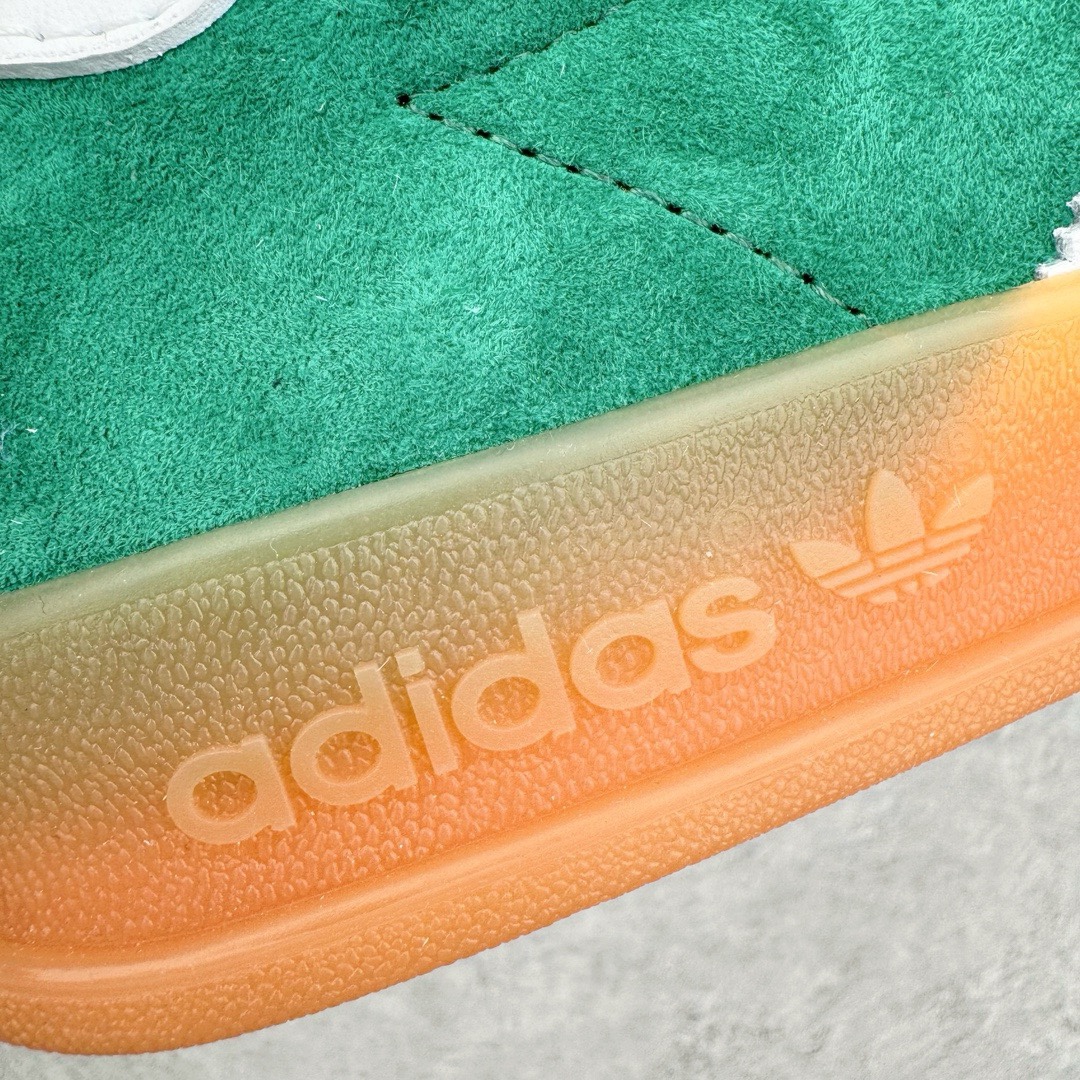 图片[18]-＃KZ神版特价 AD Original Gazelle Indoor Trainers 瞪羚室内鞋系列低帮复古百搭休闲运动德训风板鞋 绿白 IG1596 独家前帮工艺加持 全套原纸板楦头开发 每道工序同步公司流程 确保原汁原味 完美呈现原鞋版型 原厂高频磨具加持 精准内部资源对接 Logo字体百分百还原 原厂特供纳米纤维板 区别市面劣质纸板中底 原厂海玻璃鞋垫 中置乳胶足弓支撑垫 正确3/2横条宽版背胶 一比一鞋头弧度高度鞋身弧度 烫金亮度高频深浅同步原鞋 独家私模最大47.5 半透明橡胶大底 原厂定制长毛翻毛皮组合环保纤维革鞋面 原厂港宝加持定型后跟R度完美 原厂高频磨具加持 Logo字体 凹凸明显 轮廓分明 描漆定位精准 三道杠为尖角45°锯齿状 高频立体感很强 区别圆形锯齿 已最大程度还原公司 欢迎对比 将复古进行到底 简约流畅 三十年不变经典 这款Gazelle运动鞋 无论面料、配色、质感或设计 都只在重现其1991年原款的经典 皮革鞋面 撞色三条纹和鞋跟标的设计 力求呈现90年代的经典复古风潮 Samba火热的同时 也带动了其它的复古鞋型 Gazelle便是其中一只 Gazelle Indoor拥有包边更宽的T字型鞋头 更好的保护运动员的前掌 浓浓的复古氛围感 非常适合现在流行的Cleanfit风格 尺码：35.5 36 36.5 37 38 38.5 39 40 40.5 41 42 42.5 43 44 44.5 45 46 47.5-选品中心