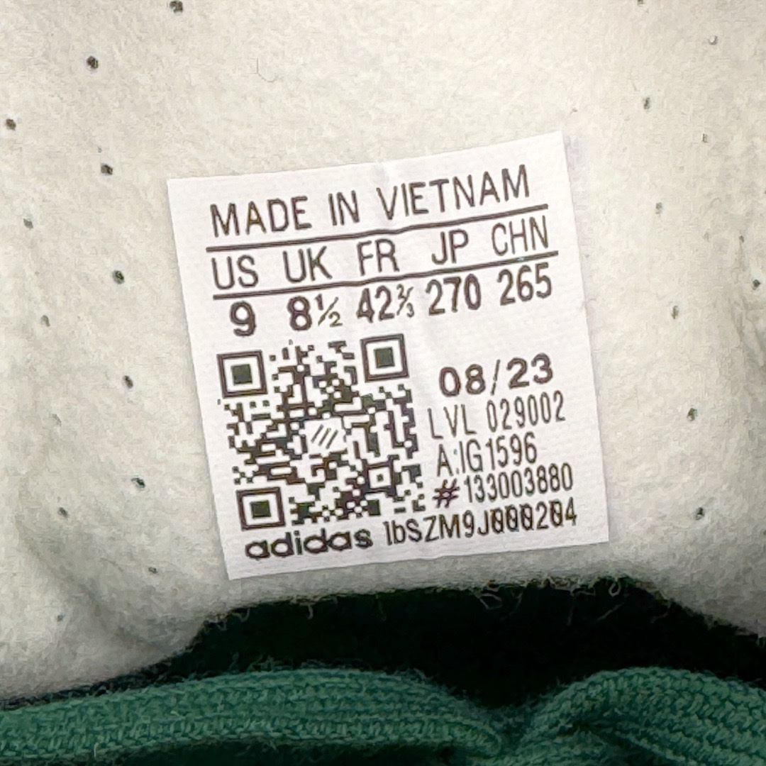 图片[24]-＃KZ神版特价 AD Original Gazelle Indoor Trainers 瞪羚室内鞋系列低帮复古百搭休闲运动德训风板鞋 绿白 IG1596 独家前帮工艺加持 全套原纸板楦头开发 每道工序同步公司流程 确保原汁原味 完美呈现原鞋版型 原厂高频磨具加持 精准内部资源对接 Logo字体百分百还原 原厂特供纳米纤维板 区别市面劣质纸板中底 原厂海玻璃鞋垫 中置乳胶足弓支撑垫 正确3/2横条宽版背胶 一比一鞋头弧度高度鞋身弧度 烫金亮度高频深浅同步原鞋 独家私模最大47.5 半透明橡胶大底 原厂定制长毛翻毛皮组合环保纤维革鞋面 原厂港宝加持定型后跟R度完美 原厂高频磨具加持 Logo字体 凹凸明显 轮廓分明 描漆定位精准 三道杠为尖角45°锯齿状 高频立体感很强 区别圆形锯齿 已最大程度还原公司 欢迎对比 将复古进行到底 简约流畅 三十年不变经典 这款Gazelle运动鞋 无论面料、配色、质感或设计 都只在重现其1991年原款的经典 皮革鞋面 撞色三条纹和鞋跟标的设计 力求呈现90年代的经典复古风潮 Samba火热的同时 也带动了其它的复古鞋型 Gazelle便是其中一只 Gazelle Indoor拥有包边更宽的T字型鞋头 更好的保护运动员的前掌 浓浓的复古氛围感 非常适合现在流行的Cleanfit风格 尺码：35.5 36 36.5 37 38 38.5 39 40 40.5 41 42 42.5 43 44 44.5 45 46 47.5-选品中心