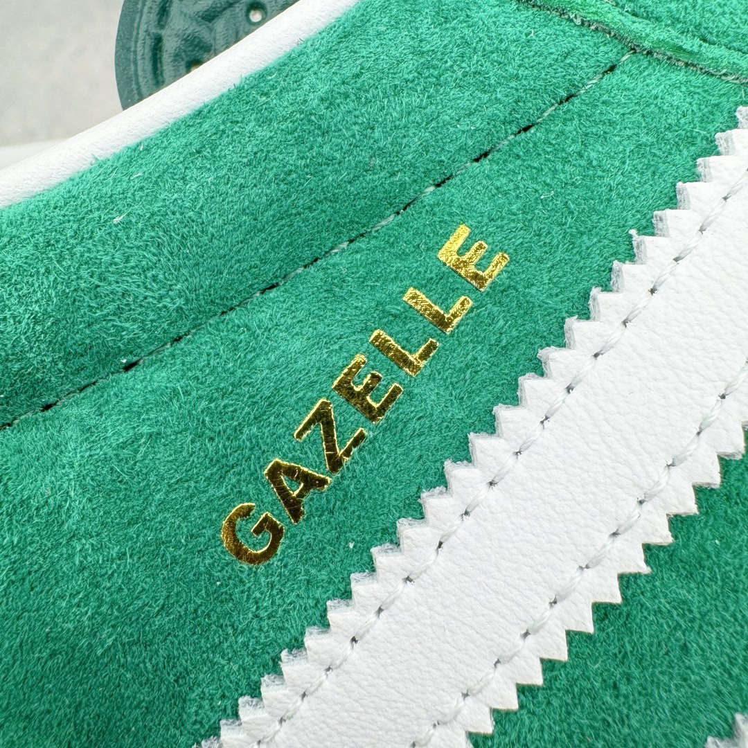图片[19]-＃KZ神版特价 AD Original Gazelle Indoor Trainers 瞪羚室内鞋系列低帮复古百搭休闲运动德训风板鞋 绿白 IG1596 独家前帮工艺加持 全套原纸板楦头开发 每道工序同步公司流程 确保原汁原味 完美呈现原鞋版型 原厂高频磨具加持 精准内部资源对接 Logo字体百分百还原 原厂特供纳米纤维板 区别市面劣质纸板中底 原厂海玻璃鞋垫 中置乳胶足弓支撑垫 正确3/2横条宽版背胶 一比一鞋头弧度高度鞋身弧度 烫金亮度高频深浅同步原鞋 独家私模最大47.5 半透明橡胶大底 原厂定制长毛翻毛皮组合环保纤维革鞋面 原厂港宝加持定型后跟R度完美 原厂高频磨具加持 Logo字体 凹凸明显 轮廓分明 描漆定位精准 三道杠为尖角45°锯齿状 高频立体感很强 区别圆形锯齿 已最大程度还原公司 欢迎对比 将复古进行到底 简约流畅 三十年不变经典 这款Gazelle运动鞋 无论面料、配色、质感或设计 都只在重现其1991年原款的经典 皮革鞋面 撞色三条纹和鞋跟标的设计 力求呈现90年代的经典复古风潮 Samba火热的同时 也带动了其它的复古鞋型 Gazelle便是其中一只 Gazelle Indoor拥有包边更宽的T字型鞋头 更好的保护运动员的前掌 浓浓的复古氛围感 非常适合现在流行的Cleanfit风格 尺码：35.5 36 36.5 37 38 38.5 39 40 40.5 41 42 42.5 43 44 44.5 45 46 47.5-选品中心