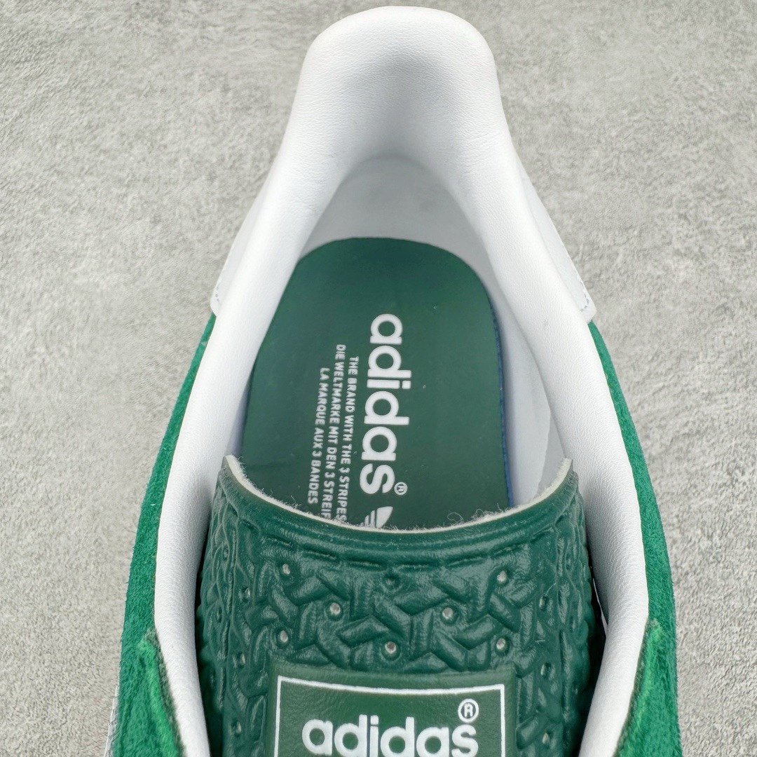 图片[14]-＃KZ神版特价 AD Original Gazelle Indoor Trainers 瞪羚室内鞋系列低帮复古百搭休闲运动德训风板鞋 绿白 IG1596 独家前帮工艺加持 全套原纸板楦头开发 每道工序同步公司流程 确保原汁原味 完美呈现原鞋版型 原厂高频磨具加持 精准内部资源对接 Logo字体百分百还原 原厂特供纳米纤维板 区别市面劣质纸板中底 原厂海玻璃鞋垫 中置乳胶足弓支撑垫 正确3/2横条宽版背胶 一比一鞋头弧度高度鞋身弧度 烫金亮度高频深浅同步原鞋 独家私模最大47.5 半透明橡胶大底 原厂定制长毛翻毛皮组合环保纤维革鞋面 原厂港宝加持定型后跟R度完美 原厂高频磨具加持 Logo字体 凹凸明显 轮廓分明 描漆定位精准 三道杠为尖角45°锯齿状 高频立体感很强 区别圆形锯齿 已最大程度还原公司 欢迎对比 将复古进行到底 简约流畅 三十年不变经典 这款Gazelle运动鞋 无论面料、配色、质感或设计 都只在重现其1991年原款的经典 皮革鞋面 撞色三条纹和鞋跟标的设计 力求呈现90年代的经典复古风潮 Samba火热的同时 也带动了其它的复古鞋型 Gazelle便是其中一只 Gazelle Indoor拥有包边更宽的T字型鞋头 更好的保护运动员的前掌 浓浓的复古氛围感 非常适合现在流行的Cleanfit风格 尺码：35.5 36 36.5 37 38 38.5 39 40 40.5 41 42 42.5 43 44 44.5 45 46 47.5-选品中心