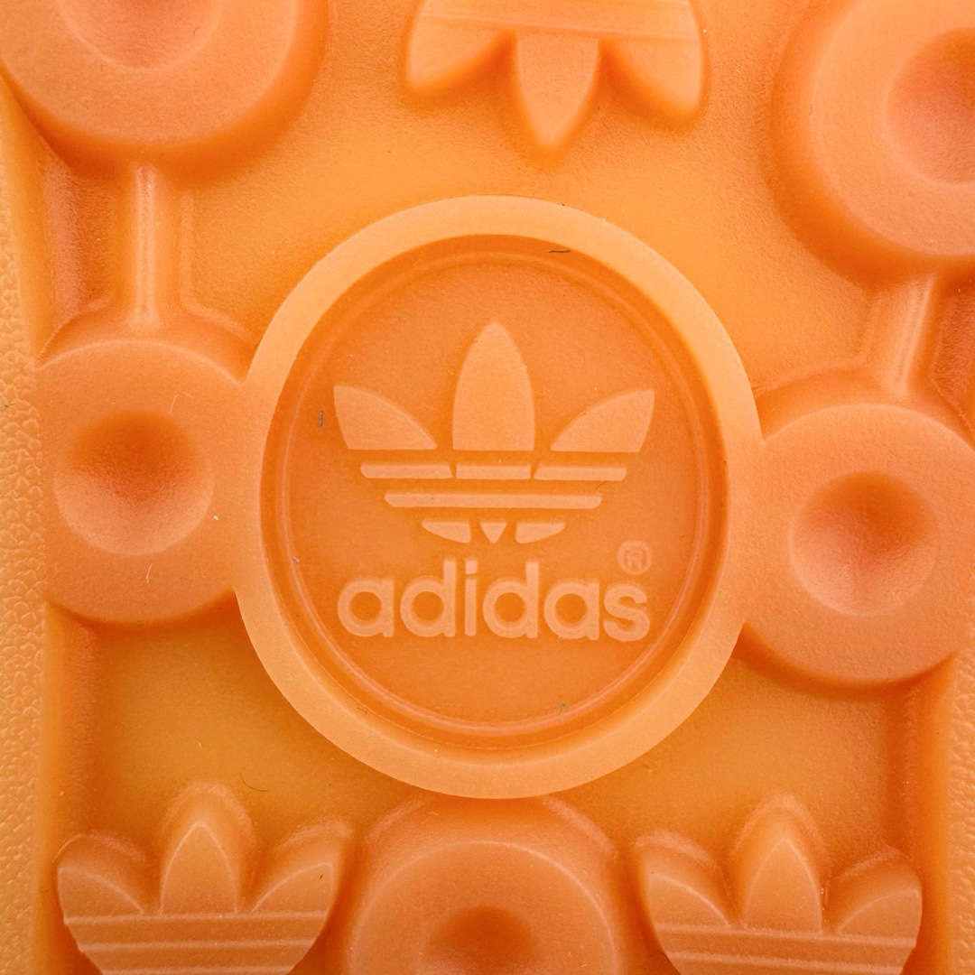 图片[21]-＃KZ神版特价 AD Original Gazelle Indoor Trainers 瞪羚室内鞋系列低帮复古百搭休闲运动德训风板鞋 绿白 IG1596 独家前帮工艺加持 全套原纸板楦头开发 每道工序同步公司流程 确保原汁原味 完美呈现原鞋版型 原厂高频磨具加持 精准内部资源对接 Logo字体百分百还原 原厂特供纳米纤维板 区别市面劣质纸板中底 原厂海玻璃鞋垫 中置乳胶足弓支撑垫 正确3/2横条宽版背胶 一比一鞋头弧度高度鞋身弧度 烫金亮度高频深浅同步原鞋 独家私模最大47.5 半透明橡胶大底 原厂定制长毛翻毛皮组合环保纤维革鞋面 原厂港宝加持定型后跟R度完美 原厂高频磨具加持 Logo字体 凹凸明显 轮廓分明 描漆定位精准 三道杠为尖角45°锯齿状 高频立体感很强 区别圆形锯齿 已最大程度还原公司 欢迎对比 将复古进行到底 简约流畅 三十年不变经典 这款Gazelle运动鞋 无论面料、配色、质感或设计 都只在重现其1991年原款的经典 皮革鞋面 撞色三条纹和鞋跟标的设计 力求呈现90年代的经典复古风潮 Samba火热的同时 也带动了其它的复古鞋型 Gazelle便是其中一只 Gazelle Indoor拥有包边更宽的T字型鞋头 更好的保护运动员的前掌 浓浓的复古氛围感 非常适合现在流行的Cleanfit风格 尺码：35.5 36 36.5 37 38 38.5 39 40 40.5 41 42 42.5 43 44 44.5 45 46 47.5-选品中心