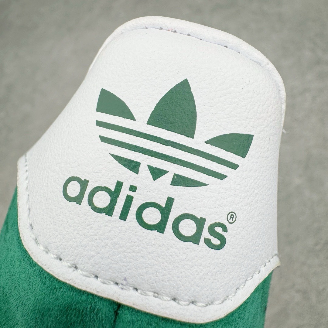 图片[13]-＃KZ神版特价 AD Original Gazelle Indoor Trainers 瞪羚室内鞋系列低帮复古百搭休闲运动德训风板鞋 绿白 IG1596 独家前帮工艺加持 全套原纸板楦头开发 每道工序同步公司流程 确保原汁原味 完美呈现原鞋版型 原厂高频磨具加持 精准内部资源对接 Logo字体百分百还原 原厂特供纳米纤维板 区别市面劣质纸板中底 原厂海玻璃鞋垫 中置乳胶足弓支撑垫 正确3/2横条宽版背胶 一比一鞋头弧度高度鞋身弧度 烫金亮度高频深浅同步原鞋 独家私模最大47.5 半透明橡胶大底 原厂定制长毛翻毛皮组合环保纤维革鞋面 原厂港宝加持定型后跟R度完美 原厂高频磨具加持 Logo字体 凹凸明显 轮廓分明 描漆定位精准 三道杠为尖角45°锯齿状 高频立体感很强 区别圆形锯齿 已最大程度还原公司 欢迎对比 将复古进行到底 简约流畅 三十年不变经典 这款Gazelle运动鞋 无论面料、配色、质感或设计 都只在重现其1991年原款的经典 皮革鞋面 撞色三条纹和鞋跟标的设计 力求呈现90年代的经典复古风潮 Samba火热的同时 也带动了其它的复古鞋型 Gazelle便是其中一只 Gazelle Indoor拥有包边更宽的T字型鞋头 更好的保护运动员的前掌 浓浓的复古氛围感 非常适合现在流行的Cleanfit风格 尺码：35.5 36 36.5 37 38 38.5 39 40 40.5 41 42 42.5 43 44 44.5 45 46 47.5-选品中心