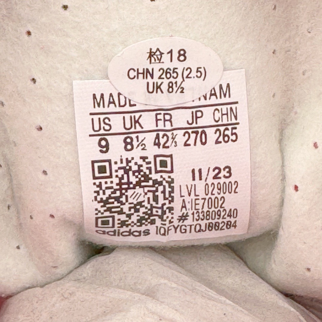 图片[11]-＃KZ神版特价 AD Original Gazelle Indoor Trainers 瞪羚室内鞋系列低帮复古百搭休闲运动德训风板鞋 黑粉 IE7002 独家前帮工艺加持 全套原纸板楦头开发 每道工序同步公司流程 确保原汁原味 完美呈现原鞋版型 原厂高频磨具加持 精准内部资源对接 Logo字体百分百还原 原厂特供纳米纤维板 区别市面劣质纸板中底 原厂海玻璃鞋垫 中置乳胶足弓支撑垫 正确3/2横条宽版背胶 一比一鞋头弧度高度鞋身弧度 烫金亮度高频深浅同步原鞋 独家私模最大47.5 半透明橡胶大底 原厂定制长毛翻毛皮组合环保纤维革鞋面 原厂港宝加持定型后跟R度完美 原厂高频磨具加持 Logo字体 凹凸明显 轮廓分明 描漆定位精准 三道杠为尖角45°锯齿状 高频立体感很强 区别圆形锯齿 已最大程度还原公司 欢迎对比 将复古进行到底 简约流畅 三十年不变经典 这款Gazelle运动鞋 无论面料、配色、质感或设计 都只在重现其1991年原款的经典 皮革鞋面 撞色三条纹和鞋跟标的设计 力求呈现90年代的经典复古风潮 Samba火热的同时 也带动了其它的复古鞋型 Gazelle便是其中一只 Gazelle Indoor拥有包边更宽的T字型鞋头 更好的保护运动员的前掌 浓浓的复古氛围感 非常适合现在流行的Cleanfit风格 尺码：35.5 36 36.5 37 38 38.5 39 40 40.5 41 42 42.5 43 44 44.5 45 46 47.5-选品中心