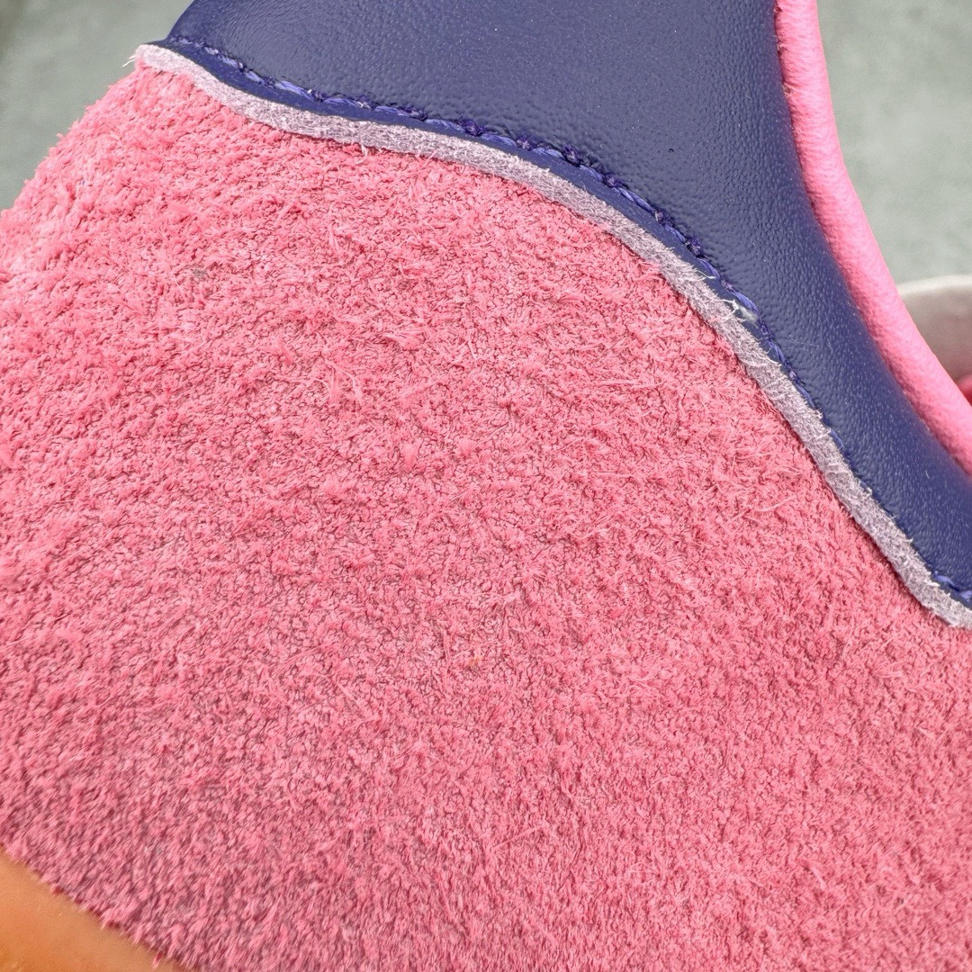 图片[16]-＃KZ神版特价 AD Original Gazelle Indoor Trainers 瞪羚室内鞋系列低帮复古百搭休闲运动德训风板鞋 黑粉 IE7002 独家前帮工艺加持 全套原纸板楦头开发 每道工序同步公司流程 确保原汁原味 完美呈现原鞋版型 原厂高频磨具加持 精准内部资源对接 Logo字体百分百还原 原厂特供纳米纤维板 区别市面劣质纸板中底 原厂海玻璃鞋垫 中置乳胶足弓支撑垫 正确3/2横条宽版背胶 一比一鞋头弧度高度鞋身弧度 烫金亮度高频深浅同步原鞋 独家私模最大47.5 半透明橡胶大底 原厂定制长毛翻毛皮组合环保纤维革鞋面 原厂港宝加持定型后跟R度完美 原厂高频磨具加持 Logo字体 凹凸明显 轮廓分明 描漆定位精准 三道杠为尖角45°锯齿状 高频立体感很强 区别圆形锯齿 已最大程度还原公司 欢迎对比 将复古进行到底 简约流畅 三十年不变经典 这款Gazelle运动鞋 无论面料、配色、质感或设计 都只在重现其1991年原款的经典 皮革鞋面 撞色三条纹和鞋跟标的设计 力求呈现90年代的经典复古风潮 Samba火热的同时 也带动了其它的复古鞋型 Gazelle便是其中一只 Gazelle Indoor拥有包边更宽的T字型鞋头 更好的保护运动员的前掌 浓浓的复古氛围感 非常适合现在流行的Cleanfit风格 尺码：35.5 36 36.5 37 38 38.5 39 40 40.5 41 42 42.5 43 44 44.5 45 46 47.5-选品中心