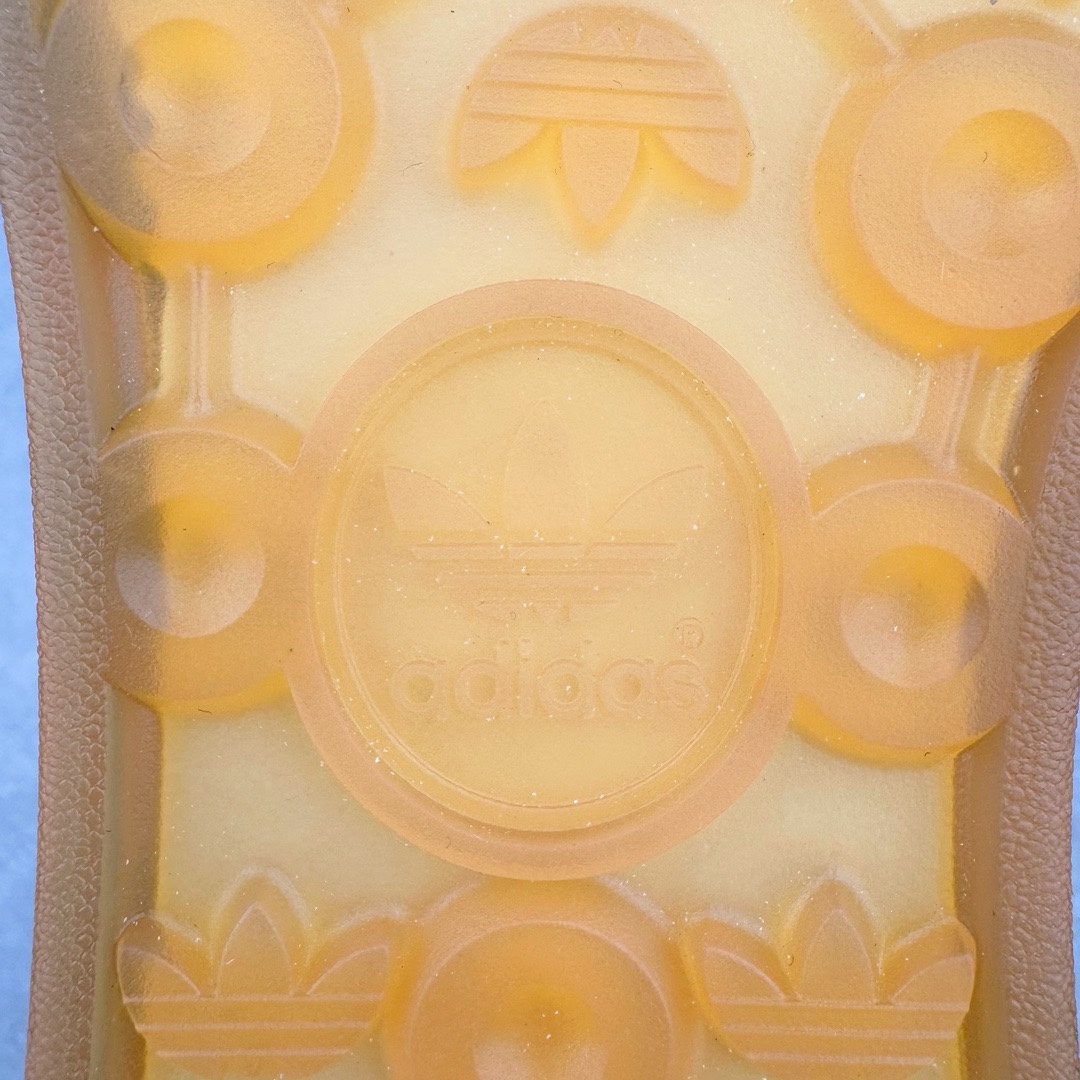 图片[21]-＃KZ神版特价 AD Original Gazelle Indoor Trainers 瞪羚室内鞋系列低帮复古百搭休闲运动德训风板鞋 黑粉 IE7002 独家前帮工艺加持 全套原纸板楦头开发 每道工序同步公司流程 确保原汁原味 完美呈现原鞋版型 原厂高频磨具加持 精准内部资源对接 Logo字体百分百还原 原厂特供纳米纤维板 区别市面劣质纸板中底 原厂海玻璃鞋垫 中置乳胶足弓支撑垫 正确3/2横条宽版背胶 一比一鞋头弧度高度鞋身弧度 烫金亮度高频深浅同步原鞋 独家私模最大47.5 半透明橡胶大底 原厂定制长毛翻毛皮组合环保纤维革鞋面 原厂港宝加持定型后跟R度完美 原厂高频磨具加持 Logo字体 凹凸明显 轮廓分明 描漆定位精准 三道杠为尖角45°锯齿状 高频立体感很强 区别圆形锯齿 已最大程度还原公司 欢迎对比 将复古进行到底 简约流畅 三十年不变经典 这款Gazelle运动鞋 无论面料、配色、质感或设计 都只在重现其1991年原款的经典 皮革鞋面 撞色三条纹和鞋跟标的设计 力求呈现90年代的经典复古风潮 Samba火热的同时 也带动了其它的复古鞋型 Gazelle便是其中一只 Gazelle Indoor拥有包边更宽的T字型鞋头 更好的保护运动员的前掌 浓浓的复古氛围感 非常适合现在流行的Cleanfit风格 尺码：35.5 36 36.5 37 38 38.5 39 40 40.5 41 42 42.5 43 44 44.5 45 46 47.5-选品中心