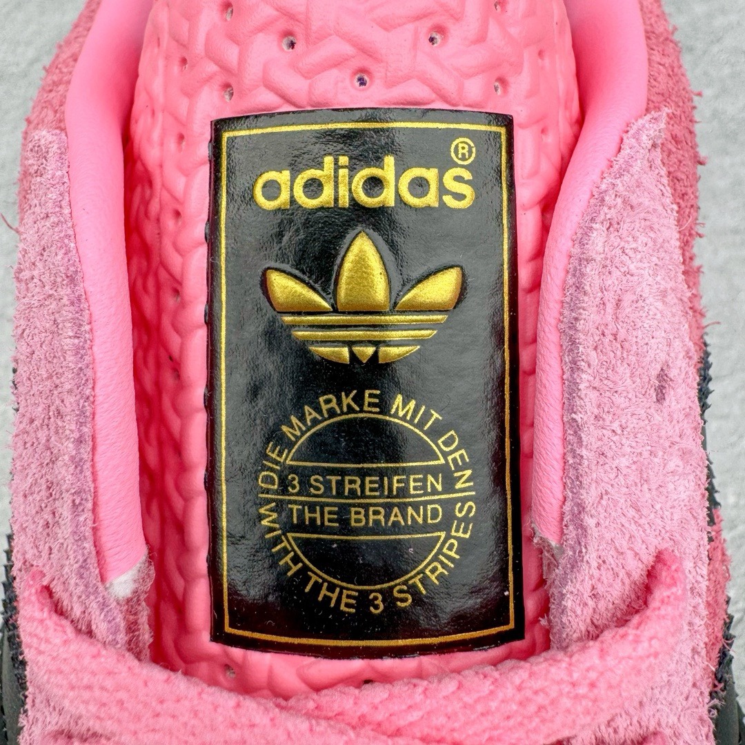 图片[12]-＃KZ神版特价 AD Original Gazelle Indoor Trainers 瞪羚室内鞋系列低帮复古百搭休闲运动德训风板鞋 黑粉 IE7002 独家前帮工艺加持 全套原纸板楦头开发 每道工序同步公司流程 确保原汁原味 完美呈现原鞋版型 原厂高频磨具加持 精准内部资源对接 Logo字体百分百还原 原厂特供纳米纤维板 区别市面劣质纸板中底 原厂海玻璃鞋垫 中置乳胶足弓支撑垫 正确3/2横条宽版背胶 一比一鞋头弧度高度鞋身弧度 烫金亮度高频深浅同步原鞋 独家私模最大47.5 半透明橡胶大底 原厂定制长毛翻毛皮组合环保纤维革鞋面 原厂港宝加持定型后跟R度完美 原厂高频磨具加持 Logo字体 凹凸明显 轮廓分明 描漆定位精准 三道杠为尖角45°锯齿状 高频立体感很强 区别圆形锯齿 已最大程度还原公司 欢迎对比 将复古进行到底 简约流畅 三十年不变经典 这款Gazelle运动鞋 无论面料、配色、质感或设计 都只在重现其1991年原款的经典 皮革鞋面 撞色三条纹和鞋跟标的设计 力求呈现90年代的经典复古风潮 Samba火热的同时 也带动了其它的复古鞋型 Gazelle便是其中一只 Gazelle Indoor拥有包边更宽的T字型鞋头 更好的保护运动员的前掌 浓浓的复古氛围感 非常适合现在流行的Cleanfit风格 尺码：35.5 36 36.5 37 38 38.5 39 40 40.5 41 42 42.5 43 44 44.5 45 46 47.5-选品中心