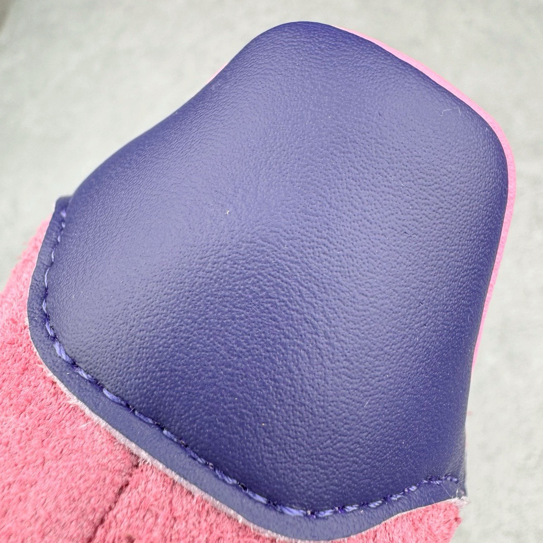 图片[15]-＃KZ神版特价 AD Original Gazelle Indoor Trainers 瞪羚室内鞋系列低帮复古百搭休闲运动德训风板鞋 黑粉 IE7002 独家前帮工艺加持 全套原纸板楦头开发 每道工序同步公司流程 确保原汁原味 完美呈现原鞋版型 原厂高频磨具加持 精准内部资源对接 Logo字体百分百还原 原厂特供纳米纤维板 区别市面劣质纸板中底 原厂海玻璃鞋垫 中置乳胶足弓支撑垫 正确3/2横条宽版背胶 一比一鞋头弧度高度鞋身弧度 烫金亮度高频深浅同步原鞋 独家私模最大47.5 半透明橡胶大底 原厂定制长毛翻毛皮组合环保纤维革鞋面 原厂港宝加持定型后跟R度完美 原厂高频磨具加持 Logo字体 凹凸明显 轮廓分明 描漆定位精准 三道杠为尖角45°锯齿状 高频立体感很强 区别圆形锯齿 已最大程度还原公司 欢迎对比 将复古进行到底 简约流畅 三十年不变经典 这款Gazelle运动鞋 无论面料、配色、质感或设计 都只在重现其1991年原款的经典 皮革鞋面 撞色三条纹和鞋跟标的设计 力求呈现90年代的经典复古风潮 Samba火热的同时 也带动了其它的复古鞋型 Gazelle便是其中一只 Gazelle Indoor拥有包边更宽的T字型鞋头 更好的保护运动员的前掌 浓浓的复古氛围感 非常适合现在流行的Cleanfit风格 尺码：35.5 36 36.5 37 38 38.5 39 40 40.5 41 42 42.5 43 44 44.5 45 46 47.5-选品中心