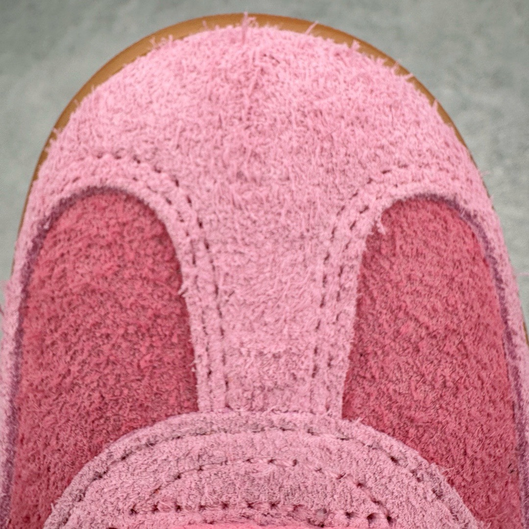 图片[14]-＃KZ神版特价 AD Original Gazelle Indoor Trainers 瞪羚室内鞋系列低帮复古百搭休闲运动德训风板鞋 黑粉 IE7002 独家前帮工艺加持 全套原纸板楦头开发 每道工序同步公司流程 确保原汁原味 完美呈现原鞋版型 原厂高频磨具加持 精准内部资源对接 Logo字体百分百还原 原厂特供纳米纤维板 区别市面劣质纸板中底 原厂海玻璃鞋垫 中置乳胶足弓支撑垫 正确3/2横条宽版背胶 一比一鞋头弧度高度鞋身弧度 烫金亮度高频深浅同步原鞋 独家私模最大47.5 半透明橡胶大底 原厂定制长毛翻毛皮组合环保纤维革鞋面 原厂港宝加持定型后跟R度完美 原厂高频磨具加持 Logo字体 凹凸明显 轮廓分明 描漆定位精准 三道杠为尖角45°锯齿状 高频立体感很强 区别圆形锯齿 已最大程度还原公司 欢迎对比 将复古进行到底 简约流畅 三十年不变经典 这款Gazelle运动鞋 无论面料、配色、质感或设计 都只在重现其1991年原款的经典 皮革鞋面 撞色三条纹和鞋跟标的设计 力求呈现90年代的经典复古风潮 Samba火热的同时 也带动了其它的复古鞋型 Gazelle便是其中一只 Gazelle Indoor拥有包边更宽的T字型鞋头 更好的保护运动员的前掌 浓浓的复古氛围感 非常适合现在流行的Cleanfit风格 尺码：35.5 36 36.5 37 38 38.5 39 40 40.5 41 42 42.5 43 44 44.5 45 46 47.5-选品中心