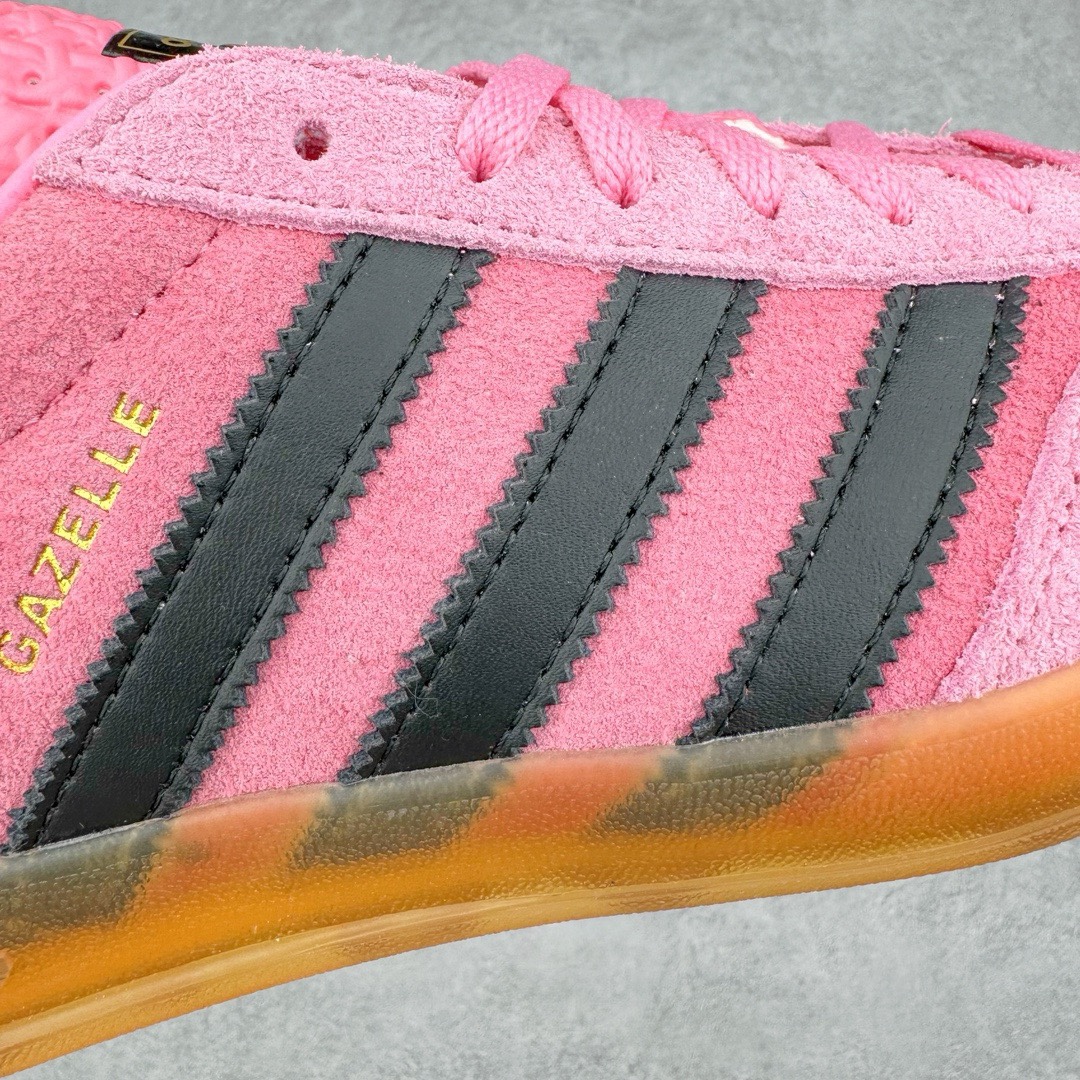 图片[18]-＃KZ神版特价 AD Original Gazelle Indoor Trainers 瞪羚室内鞋系列低帮复古百搭休闲运动德训风板鞋 黑粉 IE7002 独家前帮工艺加持 全套原纸板楦头开发 每道工序同步公司流程 确保原汁原味 完美呈现原鞋版型 原厂高频磨具加持 精准内部资源对接 Logo字体百分百还原 原厂特供纳米纤维板 区别市面劣质纸板中底 原厂海玻璃鞋垫 中置乳胶足弓支撑垫 正确3/2横条宽版背胶 一比一鞋头弧度高度鞋身弧度 烫金亮度高频深浅同步原鞋 独家私模最大47.5 半透明橡胶大底 原厂定制长毛翻毛皮组合环保纤维革鞋面 原厂港宝加持定型后跟R度完美 原厂高频磨具加持 Logo字体 凹凸明显 轮廓分明 描漆定位精准 三道杠为尖角45°锯齿状 高频立体感很强 区别圆形锯齿 已最大程度还原公司 欢迎对比 将复古进行到底 简约流畅 三十年不变经典 这款Gazelle运动鞋 无论面料、配色、质感或设计 都只在重现其1991年原款的经典 皮革鞋面 撞色三条纹和鞋跟标的设计 力求呈现90年代的经典复古风潮 Samba火热的同时 也带动了其它的复古鞋型 Gazelle便是其中一只 Gazelle Indoor拥有包边更宽的T字型鞋头 更好的保护运动员的前掌 浓浓的复古氛围感 非常适合现在流行的Cleanfit风格 尺码：35.5 36 36.5 37 38 38.5 39 40 40.5 41 42 42.5 43 44 44.5 45 46 47.5-选品中心