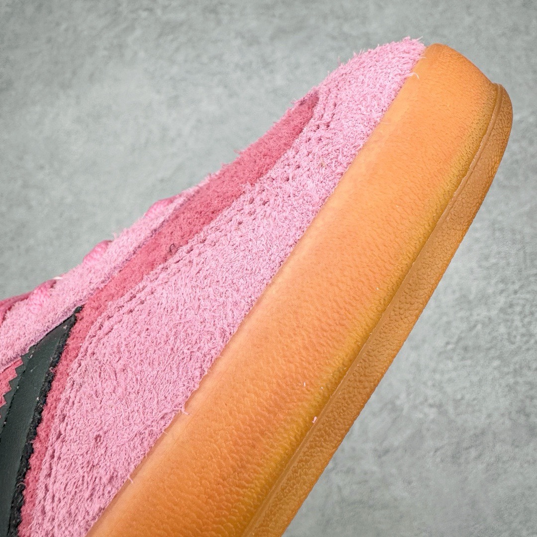 图片[19]-＃KZ神版特价 AD Original Gazelle Indoor Trainers 瞪羚室内鞋系列低帮复古百搭休闲运动德训风板鞋 黑粉 IE7002 独家前帮工艺加持 全套原纸板楦头开发 每道工序同步公司流程 确保原汁原味 完美呈现原鞋版型 原厂高频磨具加持 精准内部资源对接 Logo字体百分百还原 原厂特供纳米纤维板 区别市面劣质纸板中底 原厂海玻璃鞋垫 中置乳胶足弓支撑垫 正确3/2横条宽版背胶 一比一鞋头弧度高度鞋身弧度 烫金亮度高频深浅同步原鞋 独家私模最大47.5 半透明橡胶大底 原厂定制长毛翻毛皮组合环保纤维革鞋面 原厂港宝加持定型后跟R度完美 原厂高频磨具加持 Logo字体 凹凸明显 轮廓分明 描漆定位精准 三道杠为尖角45°锯齿状 高频立体感很强 区别圆形锯齿 已最大程度还原公司 欢迎对比 将复古进行到底 简约流畅 三十年不变经典 这款Gazelle运动鞋 无论面料、配色、质感或设计 都只在重现其1991年原款的经典 皮革鞋面 撞色三条纹和鞋跟标的设计 力求呈现90年代的经典复古风潮 Samba火热的同时 也带动了其它的复古鞋型 Gazelle便是其中一只 Gazelle Indoor拥有包边更宽的T字型鞋头 更好的保护运动员的前掌 浓浓的复古氛围感 非常适合现在流行的Cleanfit风格 尺码：35.5 36 36.5 37 38 38.5 39 40 40.5 41 42 42.5 43 44 44.5 45 46 47.5-选品中心