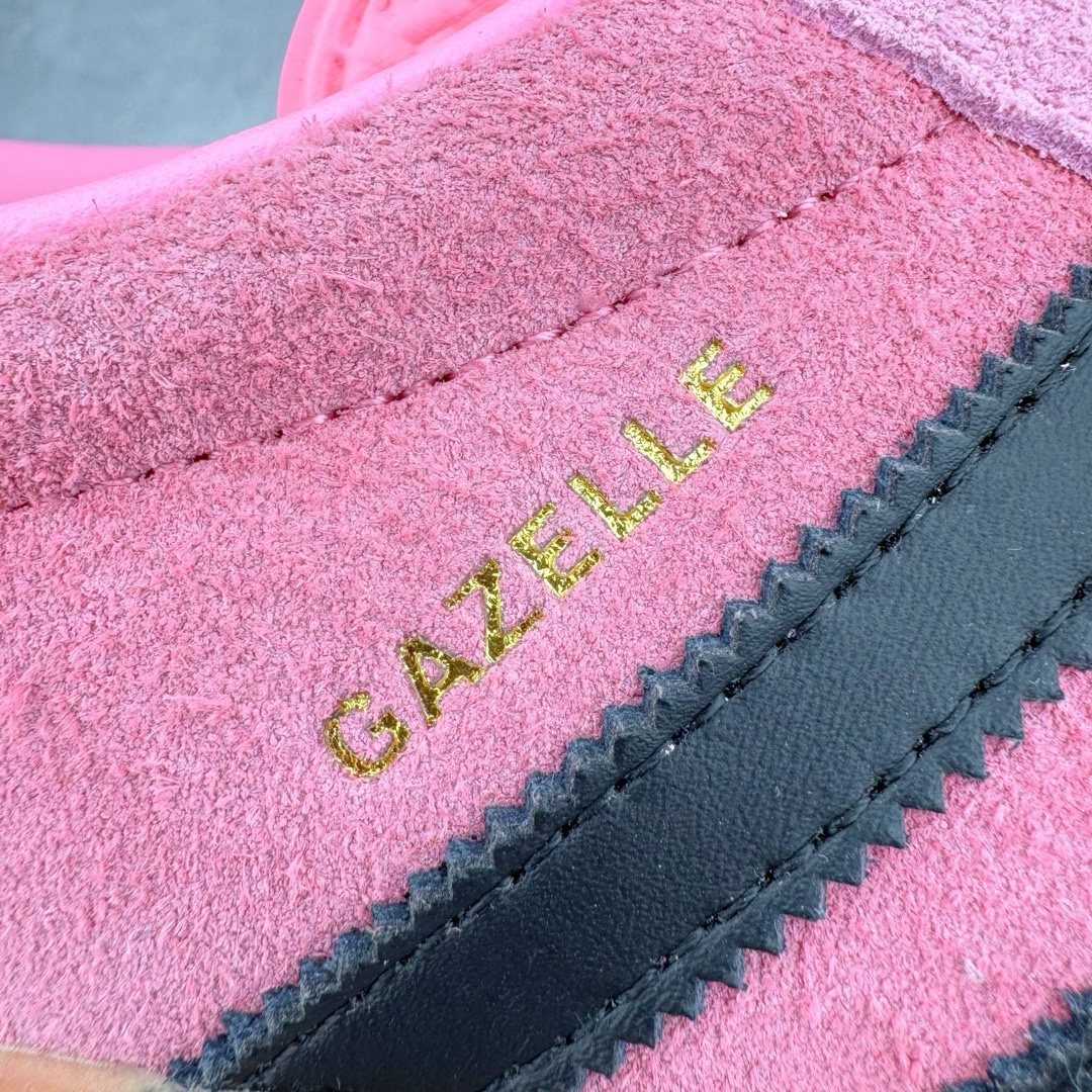 图片[17]-＃KZ神版特价 AD Original Gazelle Indoor Trainers 瞪羚室内鞋系列低帮复古百搭休闲运动德训风板鞋 黑粉 IE7002 独家前帮工艺加持 全套原纸板楦头开发 每道工序同步公司流程 确保原汁原味 完美呈现原鞋版型 原厂高频磨具加持 精准内部资源对接 Logo字体百分百还原 原厂特供纳米纤维板 区别市面劣质纸板中底 原厂海玻璃鞋垫 中置乳胶足弓支撑垫 正确3/2横条宽版背胶 一比一鞋头弧度高度鞋身弧度 烫金亮度高频深浅同步原鞋 独家私模最大47.5 半透明橡胶大底 原厂定制长毛翻毛皮组合环保纤维革鞋面 原厂港宝加持定型后跟R度完美 原厂高频磨具加持 Logo字体 凹凸明显 轮廓分明 描漆定位精准 三道杠为尖角45°锯齿状 高频立体感很强 区别圆形锯齿 已最大程度还原公司 欢迎对比 将复古进行到底 简约流畅 三十年不变经典 这款Gazelle运动鞋 无论面料、配色、质感或设计 都只在重现其1991年原款的经典 皮革鞋面 撞色三条纹和鞋跟标的设计 力求呈现90年代的经典复古风潮 Samba火热的同时 也带动了其它的复古鞋型 Gazelle便是其中一只 Gazelle Indoor拥有包边更宽的T字型鞋头 更好的保护运动员的前掌 浓浓的复古氛围感 非常适合现在流行的Cleanfit风格 尺码：35.5 36 36.5 37 38 38.5 39 40 40.5 41 42 42.5 43 44 44.5 45 46 47.5-选品中心