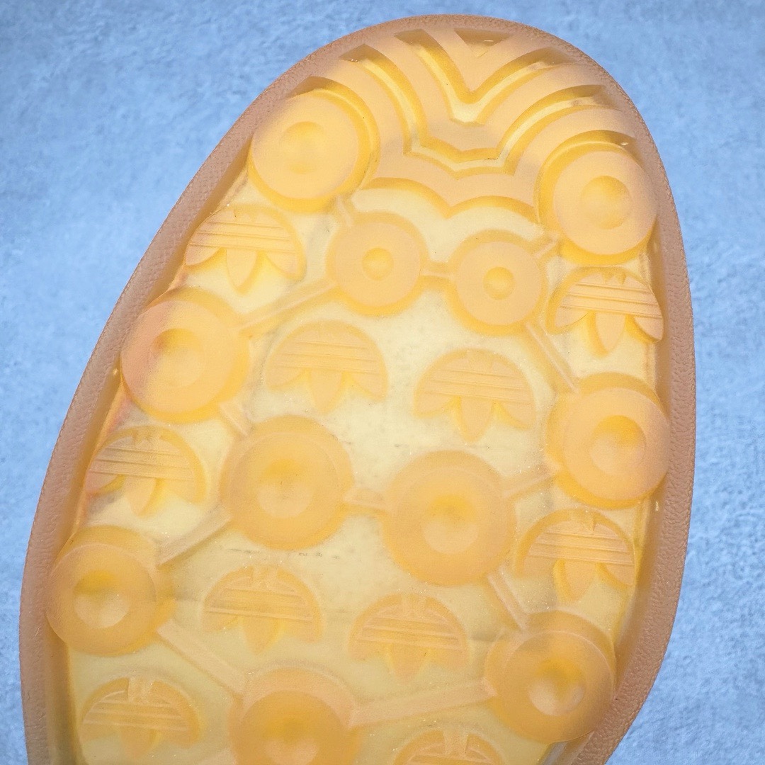 图片[20]-＃KZ神版特价 AD Original Gazelle Indoor Trainers 瞪羚室内鞋系列低帮复古百搭休闲运动德训风板鞋 黑粉 IE7002 独家前帮工艺加持 全套原纸板楦头开发 每道工序同步公司流程 确保原汁原味 完美呈现原鞋版型 原厂高频磨具加持 精准内部资源对接 Logo字体百分百还原 原厂特供纳米纤维板 区别市面劣质纸板中底 原厂海玻璃鞋垫 中置乳胶足弓支撑垫 正确3/2横条宽版背胶 一比一鞋头弧度高度鞋身弧度 烫金亮度高频深浅同步原鞋 独家私模最大47.5 半透明橡胶大底 原厂定制长毛翻毛皮组合环保纤维革鞋面 原厂港宝加持定型后跟R度完美 原厂高频磨具加持 Logo字体 凹凸明显 轮廓分明 描漆定位精准 三道杠为尖角45°锯齿状 高频立体感很强 区别圆形锯齿 已最大程度还原公司 欢迎对比 将复古进行到底 简约流畅 三十年不变经典 这款Gazelle运动鞋 无论面料、配色、质感或设计 都只在重现其1991年原款的经典 皮革鞋面 撞色三条纹和鞋跟标的设计 力求呈现90年代的经典复古风潮 Samba火热的同时 也带动了其它的复古鞋型 Gazelle便是其中一只 Gazelle Indoor拥有包边更宽的T字型鞋头 更好的保护运动员的前掌 浓浓的复古氛围感 非常适合现在流行的Cleanfit风格 尺码：35.5 36 36.5 37 38 38.5 39 40 40.5 41 42 42.5 43 44 44.5 45 46 47.5-选品中心