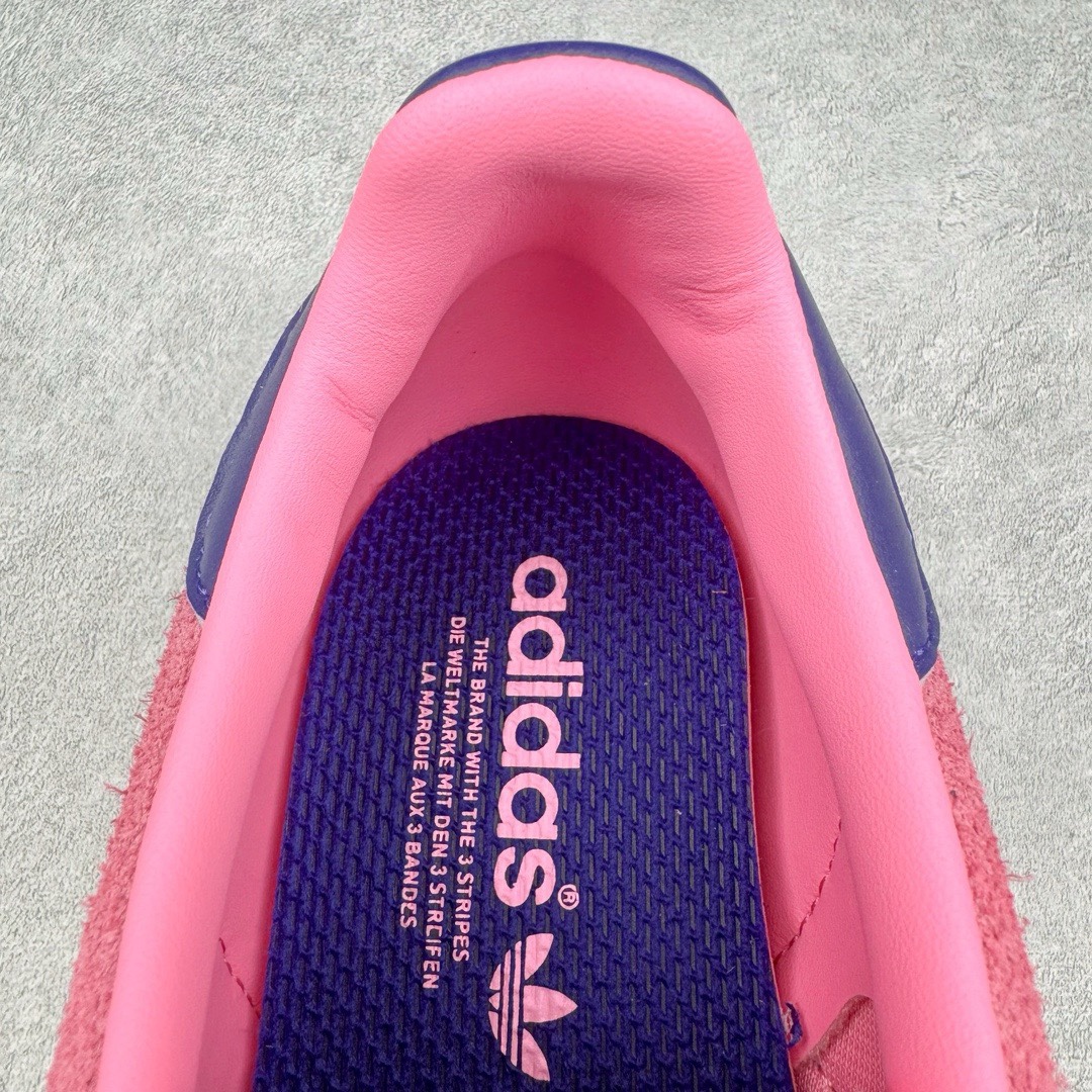 图片[13]-＃KZ神版特价 AD Original Gazelle Indoor Trainers 瞪羚室内鞋系列低帮复古百搭休闲运动德训风板鞋 黑粉 IE7002 独家前帮工艺加持 全套原纸板楦头开发 每道工序同步公司流程 确保原汁原味 完美呈现原鞋版型 原厂高频磨具加持 精准内部资源对接 Logo字体百分百还原 原厂特供纳米纤维板 区别市面劣质纸板中底 原厂海玻璃鞋垫 中置乳胶足弓支撑垫 正确3/2横条宽版背胶 一比一鞋头弧度高度鞋身弧度 烫金亮度高频深浅同步原鞋 独家私模最大47.5 半透明橡胶大底 原厂定制长毛翻毛皮组合环保纤维革鞋面 原厂港宝加持定型后跟R度完美 原厂高频磨具加持 Logo字体 凹凸明显 轮廓分明 描漆定位精准 三道杠为尖角45°锯齿状 高频立体感很强 区别圆形锯齿 已最大程度还原公司 欢迎对比 将复古进行到底 简约流畅 三十年不变经典 这款Gazelle运动鞋 无论面料、配色、质感或设计 都只在重现其1991年原款的经典 皮革鞋面 撞色三条纹和鞋跟标的设计 力求呈现90年代的经典复古风潮 Samba火热的同时 也带动了其它的复古鞋型 Gazelle便是其中一只 Gazelle Indoor拥有包边更宽的T字型鞋头 更好的保护运动员的前掌 浓浓的复古氛围感 非常适合现在流行的Cleanfit风格 尺码：35.5 36 36.5 37 38 38.5 39 40 40.5 41 42 42.5 43 44 44.5 45 46 47.5-选品中心