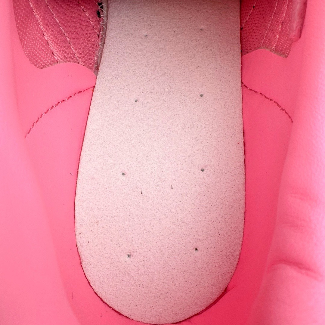 图片[10]-＃KZ神版特价 AD Original Gazelle Indoor Trainers 瞪羚室内鞋系列低帮复古百搭休闲运动德训风板鞋 黑粉 IE7002 独家前帮工艺加持 全套原纸板楦头开发 每道工序同步公司流程 确保原汁原味 完美呈现原鞋版型 原厂高频磨具加持 精准内部资源对接 Logo字体百分百还原 原厂特供纳米纤维板 区别市面劣质纸板中底 原厂海玻璃鞋垫 中置乳胶足弓支撑垫 正确3/2横条宽版背胶 一比一鞋头弧度高度鞋身弧度 烫金亮度高频深浅同步原鞋 独家私模最大47.5 半透明橡胶大底 原厂定制长毛翻毛皮组合环保纤维革鞋面 原厂港宝加持定型后跟R度完美 原厂高频磨具加持 Logo字体 凹凸明显 轮廓分明 描漆定位精准 三道杠为尖角45°锯齿状 高频立体感很强 区别圆形锯齿 已最大程度还原公司 欢迎对比 将复古进行到底 简约流畅 三十年不变经典 这款Gazelle运动鞋 无论面料、配色、质感或设计 都只在重现其1991年原款的经典 皮革鞋面 撞色三条纹和鞋跟标的设计 力求呈现90年代的经典复古风潮 Samba火热的同时 也带动了其它的复古鞋型 Gazelle便是其中一只 Gazelle Indoor拥有包边更宽的T字型鞋头 更好的保护运动员的前掌 浓浓的复古氛围感 非常适合现在流行的Cleanfit风格 尺码：35.5 36 36.5 37 38 38.5 39 40 40.5 41 42 42.5 43 44 44.5 45 46 47.5-选品中心