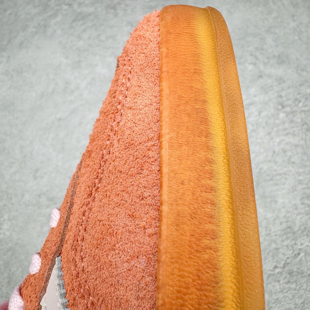 图片[13]-＃KZ神版特价 AD Original Gazelle Indoor Trainers 瞪羚室内鞋系列低帮复古百搭休闲运动德训风板鞋 橘粉 IE2946 独家前帮工艺加持 全套原纸板楦头开发 每道工序同步公司流程 确保原汁原味 完美呈现原鞋版型 原厂高频磨具加持 精准内部资源对接 Logo字体百分百还原 原厂特供纳米纤维板 区别市面劣质纸板中底 原厂海玻璃鞋垫 中置乳胶足弓支撑垫 正确3/2横条宽版背胶 一比一鞋头弧度高度鞋身弧度 烫金亮度高频深浅同步原鞋 独家私模最大47.5 半透明橡胶大底 原厂定制长毛翻毛皮组合环保纤维革鞋面 原厂港宝加持定型后跟R度完美 原厂高频磨具加持 Logo字体 凹凸明显 轮廓分明 描漆定位精准 三道杠为尖角45°锯齿状 高频立体感很强 区别圆形锯齿 已最大程度还原公司 欢迎对比 将复古进行到底 简约流畅 三十年不变经典 这款Gazelle运动鞋 无论面料、配色、质感或设计 都只在重现其1991年原款的经典 皮革鞋面 撞色三条纹和鞋跟标的设计 力求呈现90年代的经典复古风潮 Samba火热的同时 也带动了其它的复古鞋型 Gazelle便是其中一只 Gazelle Indoor拥有包边更宽的T字型鞋头 更好的保护运动员的前掌 浓浓的复古氛围感 非常适合现在流行的Cleanfit风格 尺码：35.5 36 36.5 37 38 38.5 39 40 40.5 41 42 42.5 43 44 44.5 45 46 47.5-选品中心