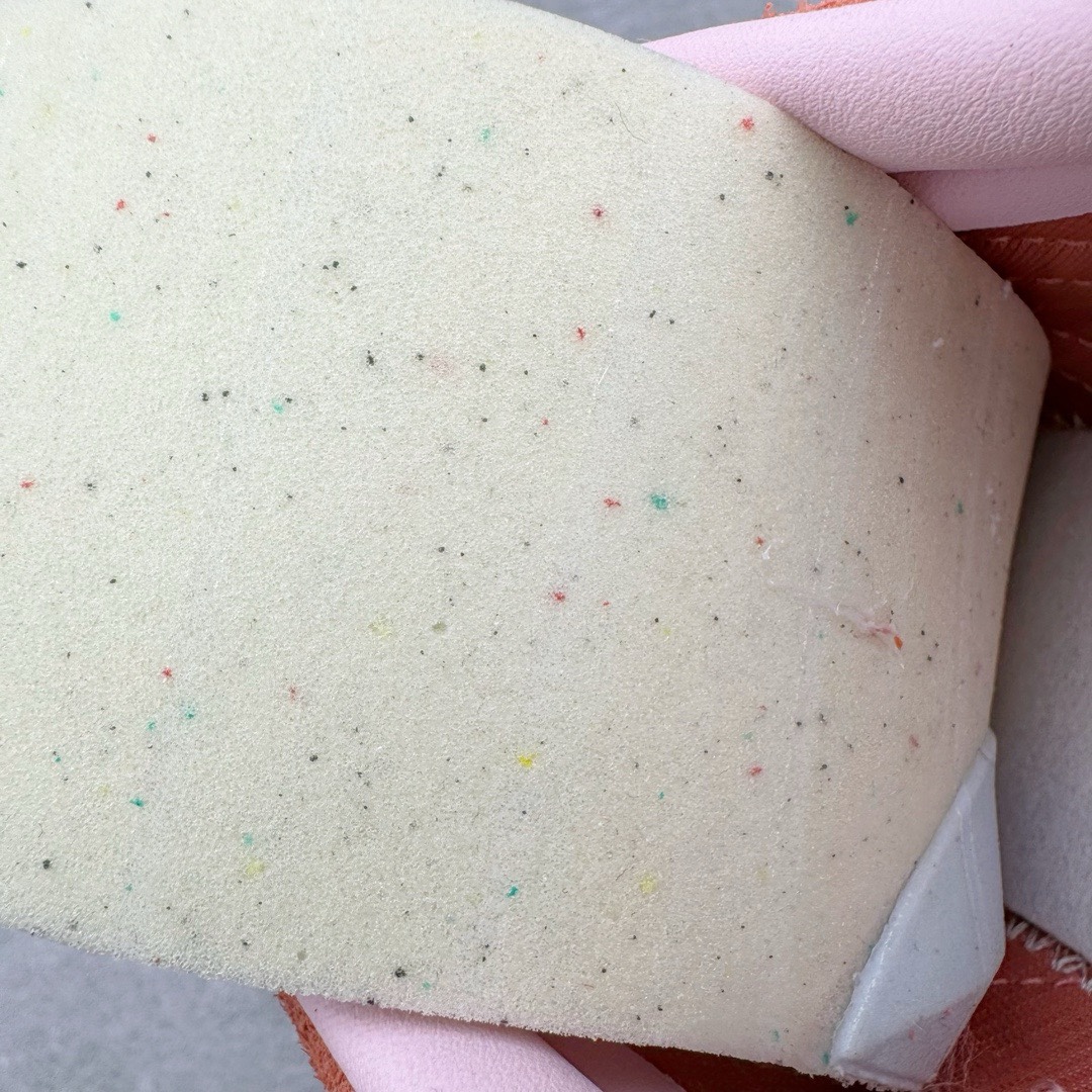 图片[20]-＃KZ神版特价 AD Original Gazelle Indoor Trainers 瞪羚室内鞋系列低帮复古百搭休闲运动德训风板鞋 橘粉 IE2946 独家前帮工艺加持 全套原纸板楦头开发 每道工序同步公司流程 确保原汁原味 完美呈现原鞋版型 原厂高频磨具加持 精准内部资源对接 Logo字体百分百还原 原厂特供纳米纤维板 区别市面劣质纸板中底 原厂海玻璃鞋垫 中置乳胶足弓支撑垫 正确3/2横条宽版背胶 一比一鞋头弧度高度鞋身弧度 烫金亮度高频深浅同步原鞋 独家私模最大47.5 半透明橡胶大底 原厂定制长毛翻毛皮组合环保纤维革鞋面 原厂港宝加持定型后跟R度完美 原厂高频磨具加持 Logo字体 凹凸明显 轮廓分明 描漆定位精准 三道杠为尖角45°锯齿状 高频立体感很强 区别圆形锯齿 已最大程度还原公司 欢迎对比 将复古进行到底 简约流畅 三十年不变经典 这款Gazelle运动鞋 无论面料、配色、质感或设计 都只在重现其1991年原款的经典 皮革鞋面 撞色三条纹和鞋跟标的设计 力求呈现90年代的经典复古风潮 Samba火热的同时 也带动了其它的复古鞋型 Gazelle便是其中一只 Gazelle Indoor拥有包边更宽的T字型鞋头 更好的保护运动员的前掌 浓浓的复古氛围感 非常适合现在流行的Cleanfit风格 尺码：35.5 36 36.5 37 38 38.5 39 40 40.5 41 42 42.5 43 44 44.5 45 46 47.5-选品中心