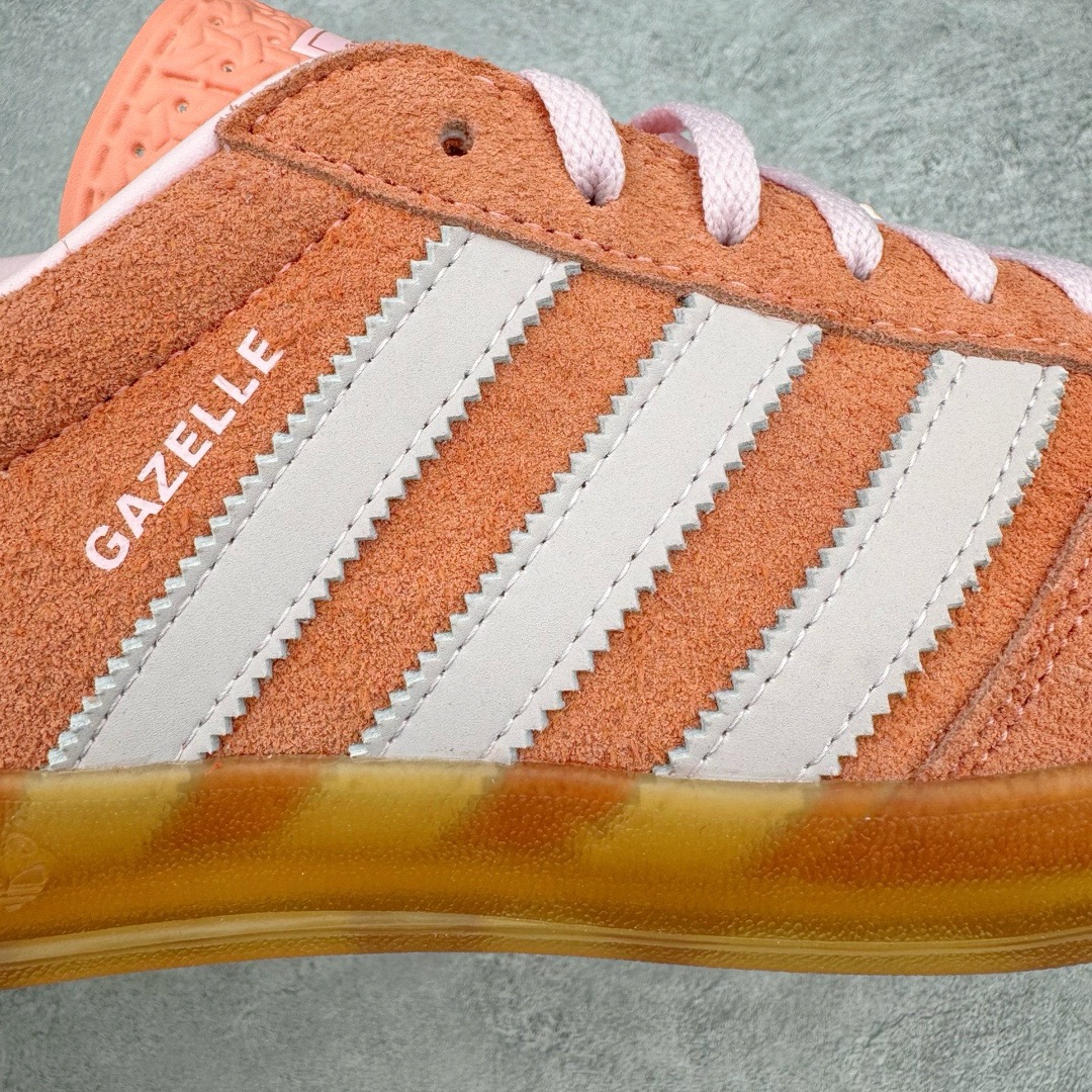 图片[14]-＃KZ神版特价 AD Original Gazelle Indoor Trainers 瞪羚室内鞋系列低帮复古百搭休闲运动德训风板鞋 橘粉 IE2946 独家前帮工艺加持 全套原纸板楦头开发 每道工序同步公司流程 确保原汁原味 完美呈现原鞋版型 原厂高频磨具加持 精准内部资源对接 Logo字体百分百还原 原厂特供纳米纤维板 区别市面劣质纸板中底 原厂海玻璃鞋垫 中置乳胶足弓支撑垫 正确3/2横条宽版背胶 一比一鞋头弧度高度鞋身弧度 烫金亮度高频深浅同步原鞋 独家私模最大47.5 半透明橡胶大底 原厂定制长毛翻毛皮组合环保纤维革鞋面 原厂港宝加持定型后跟R度完美 原厂高频磨具加持 Logo字体 凹凸明显 轮廓分明 描漆定位精准 三道杠为尖角45°锯齿状 高频立体感很强 区别圆形锯齿 已最大程度还原公司 欢迎对比 将复古进行到底 简约流畅 三十年不变经典 这款Gazelle运动鞋 无论面料、配色、质感或设计 都只在重现其1991年原款的经典 皮革鞋面 撞色三条纹和鞋跟标的设计 力求呈现90年代的经典复古风潮 Samba火热的同时 也带动了其它的复古鞋型 Gazelle便是其中一只 Gazelle Indoor拥有包边更宽的T字型鞋头 更好的保护运动员的前掌 浓浓的复古氛围感 非常适合现在流行的Cleanfit风格 尺码：35.5 36 36.5 37 38 38.5 39 40 40.5 41 42 42.5 43 44 44.5 45 46 47.5-选品中心