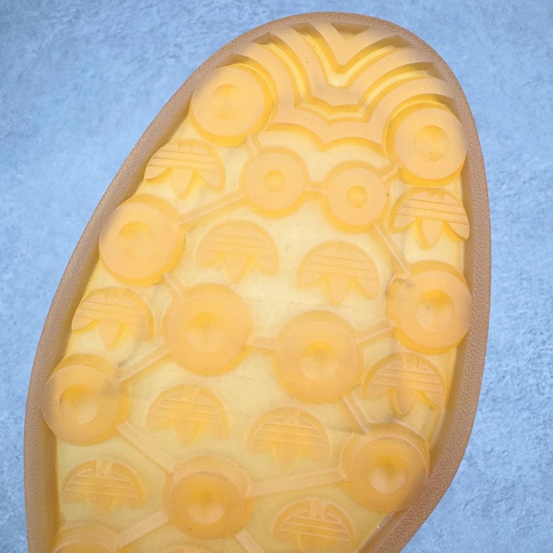 图片[22]-＃KZ神版特价 AD Original Gazelle Indoor Trainers 瞪羚室内鞋系列低帮复古百搭休闲运动德训风板鞋 橘粉 IE2946 独家前帮工艺加持 全套原纸板楦头开发 每道工序同步公司流程 确保原汁原味 完美呈现原鞋版型 原厂高频磨具加持 精准内部资源对接 Logo字体百分百还原 原厂特供纳米纤维板 区别市面劣质纸板中底 原厂海玻璃鞋垫 中置乳胶足弓支撑垫 正确3/2横条宽版背胶 一比一鞋头弧度高度鞋身弧度 烫金亮度高频深浅同步原鞋 独家私模最大47.5 半透明橡胶大底 原厂定制长毛翻毛皮组合环保纤维革鞋面 原厂港宝加持定型后跟R度完美 原厂高频磨具加持 Logo字体 凹凸明显 轮廓分明 描漆定位精准 三道杠为尖角45°锯齿状 高频立体感很强 区别圆形锯齿 已最大程度还原公司 欢迎对比 将复古进行到底 简约流畅 三十年不变经典 这款Gazelle运动鞋 无论面料、配色、质感或设计 都只在重现其1991年原款的经典 皮革鞋面 撞色三条纹和鞋跟标的设计 力求呈现90年代的经典复古风潮 Samba火热的同时 也带动了其它的复古鞋型 Gazelle便是其中一只 Gazelle Indoor拥有包边更宽的T字型鞋头 更好的保护运动员的前掌 浓浓的复古氛围感 非常适合现在流行的Cleanfit风格 尺码：35.5 36 36.5 37 38 38.5 39 40 40.5 41 42 42.5 43 44 44.5 45 46 47.5-选品中心