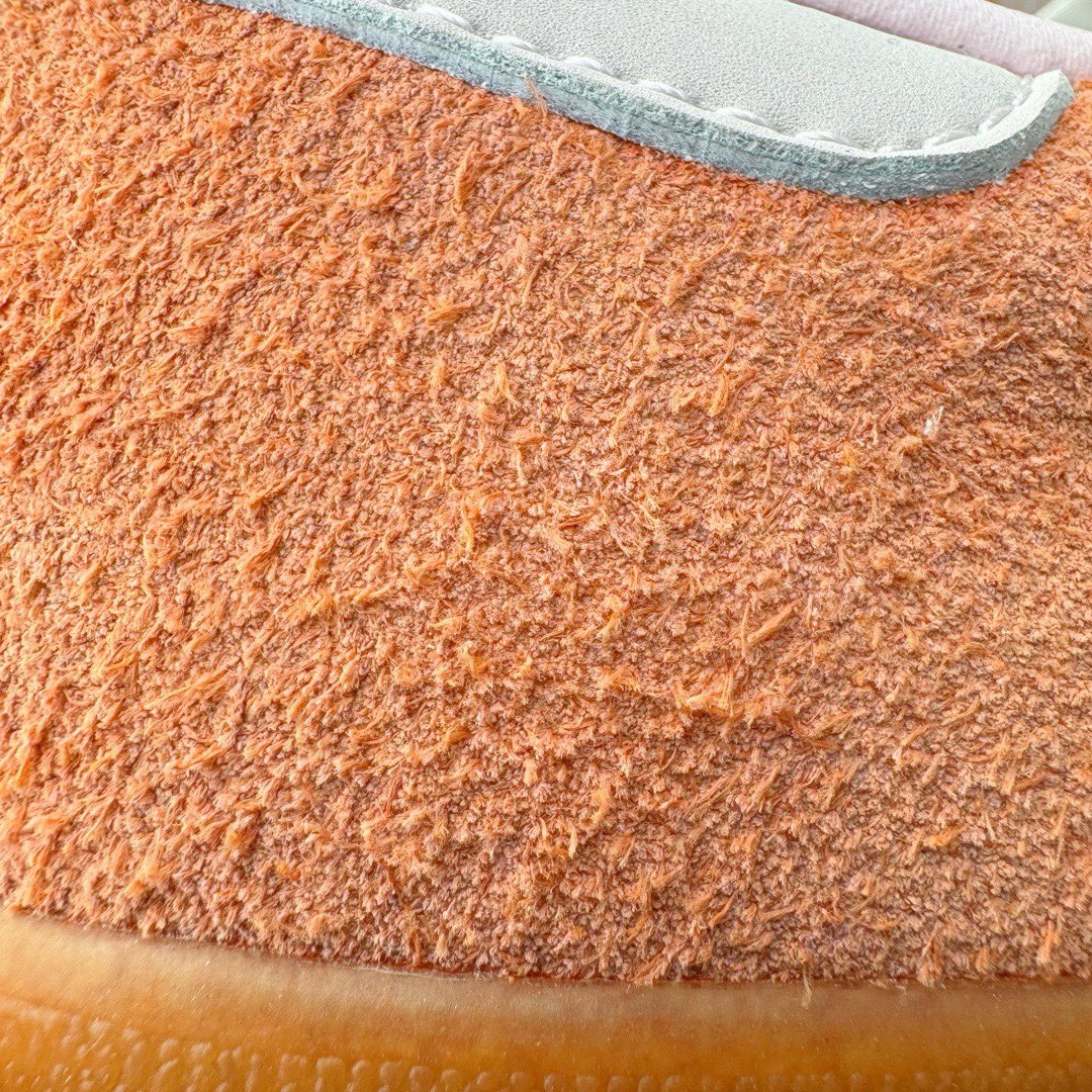 图片[17]-＃KZ神版特价 AD Original Gazelle Indoor Trainers 瞪羚室内鞋系列低帮复古百搭休闲运动德训风板鞋 橘粉 IE2946 独家前帮工艺加持 全套原纸板楦头开发 每道工序同步公司流程 确保原汁原味 完美呈现原鞋版型 原厂高频磨具加持 精准内部资源对接 Logo字体百分百还原 原厂特供纳米纤维板 区别市面劣质纸板中底 原厂海玻璃鞋垫 中置乳胶足弓支撑垫 正确3/2横条宽版背胶 一比一鞋头弧度高度鞋身弧度 烫金亮度高频深浅同步原鞋 独家私模最大47.5 半透明橡胶大底 原厂定制长毛翻毛皮组合环保纤维革鞋面 原厂港宝加持定型后跟R度完美 原厂高频磨具加持 Logo字体 凹凸明显 轮廓分明 描漆定位精准 三道杠为尖角45°锯齿状 高频立体感很强 区别圆形锯齿 已最大程度还原公司 欢迎对比 将复古进行到底 简约流畅 三十年不变经典 这款Gazelle运动鞋 无论面料、配色、质感或设计 都只在重现其1991年原款的经典 皮革鞋面 撞色三条纹和鞋跟标的设计 力求呈现90年代的经典复古风潮 Samba火热的同时 也带动了其它的复古鞋型 Gazelle便是其中一只 Gazelle Indoor拥有包边更宽的T字型鞋头 更好的保护运动员的前掌 浓浓的复古氛围感 非常适合现在流行的Cleanfit风格 尺码：35.5 36 36.5 37 38 38.5 39 40 40.5 41 42 42.5 43 44 44.5 45 46 47.5-选品中心