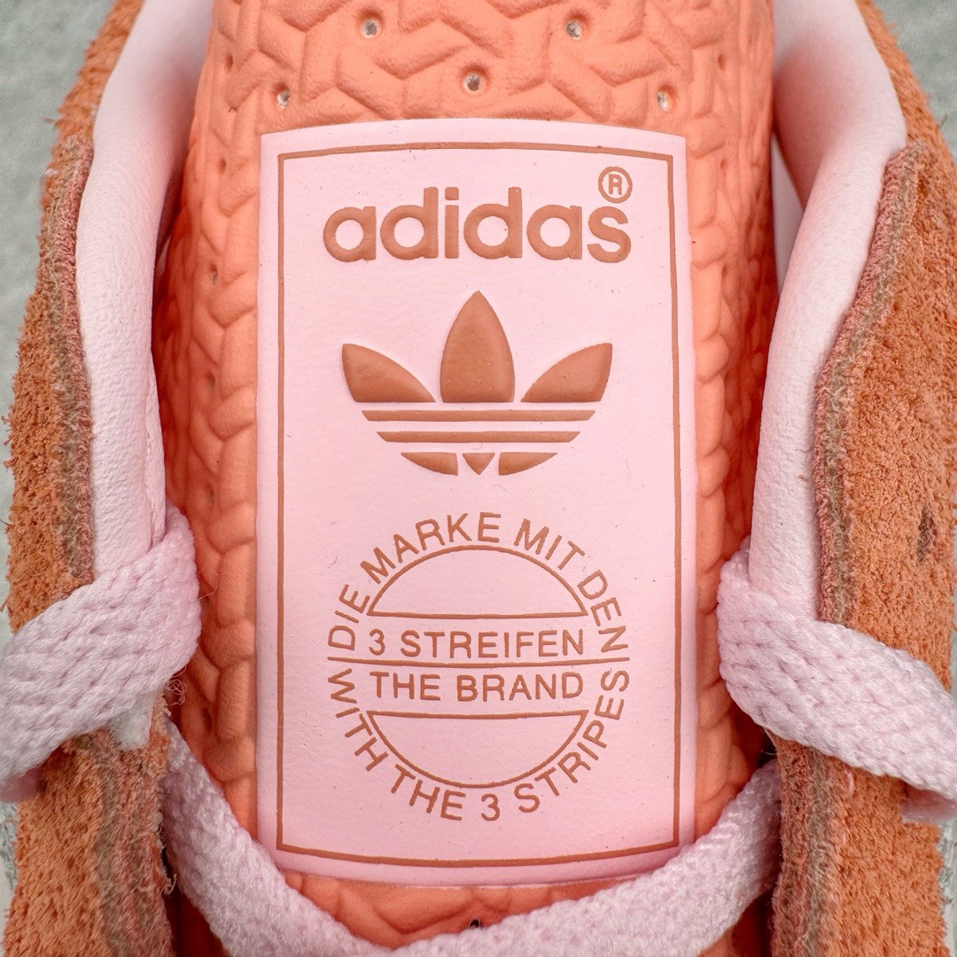 图片[11]-＃KZ神版特价 AD Original Gazelle Indoor Trainers 瞪羚室内鞋系列低帮复古百搭休闲运动德训风板鞋 橘粉 IE2946 独家前帮工艺加持 全套原纸板楦头开发 每道工序同步公司流程 确保原汁原味 完美呈现原鞋版型 原厂高频磨具加持 精准内部资源对接 Logo字体百分百还原 原厂特供纳米纤维板 区别市面劣质纸板中底 原厂海玻璃鞋垫 中置乳胶足弓支撑垫 正确3/2横条宽版背胶 一比一鞋头弧度高度鞋身弧度 烫金亮度高频深浅同步原鞋 独家私模最大47.5 半透明橡胶大底 原厂定制长毛翻毛皮组合环保纤维革鞋面 原厂港宝加持定型后跟R度完美 原厂高频磨具加持 Logo字体 凹凸明显 轮廓分明 描漆定位精准 三道杠为尖角45°锯齿状 高频立体感很强 区别圆形锯齿 已最大程度还原公司 欢迎对比 将复古进行到底 简约流畅 三十年不变经典 这款Gazelle运动鞋 无论面料、配色、质感或设计 都只在重现其1991年原款的经典 皮革鞋面 撞色三条纹和鞋跟标的设计 力求呈现90年代的经典复古风潮 Samba火热的同时 也带动了其它的复古鞋型 Gazelle便是其中一只 Gazelle Indoor拥有包边更宽的T字型鞋头 更好的保护运动员的前掌 浓浓的复古氛围感 非常适合现在流行的Cleanfit风格 尺码：35.5 36 36.5 37 38 38.5 39 40 40.5 41 42 42.5 43 44 44.5 45 46 47.5-选品中心
