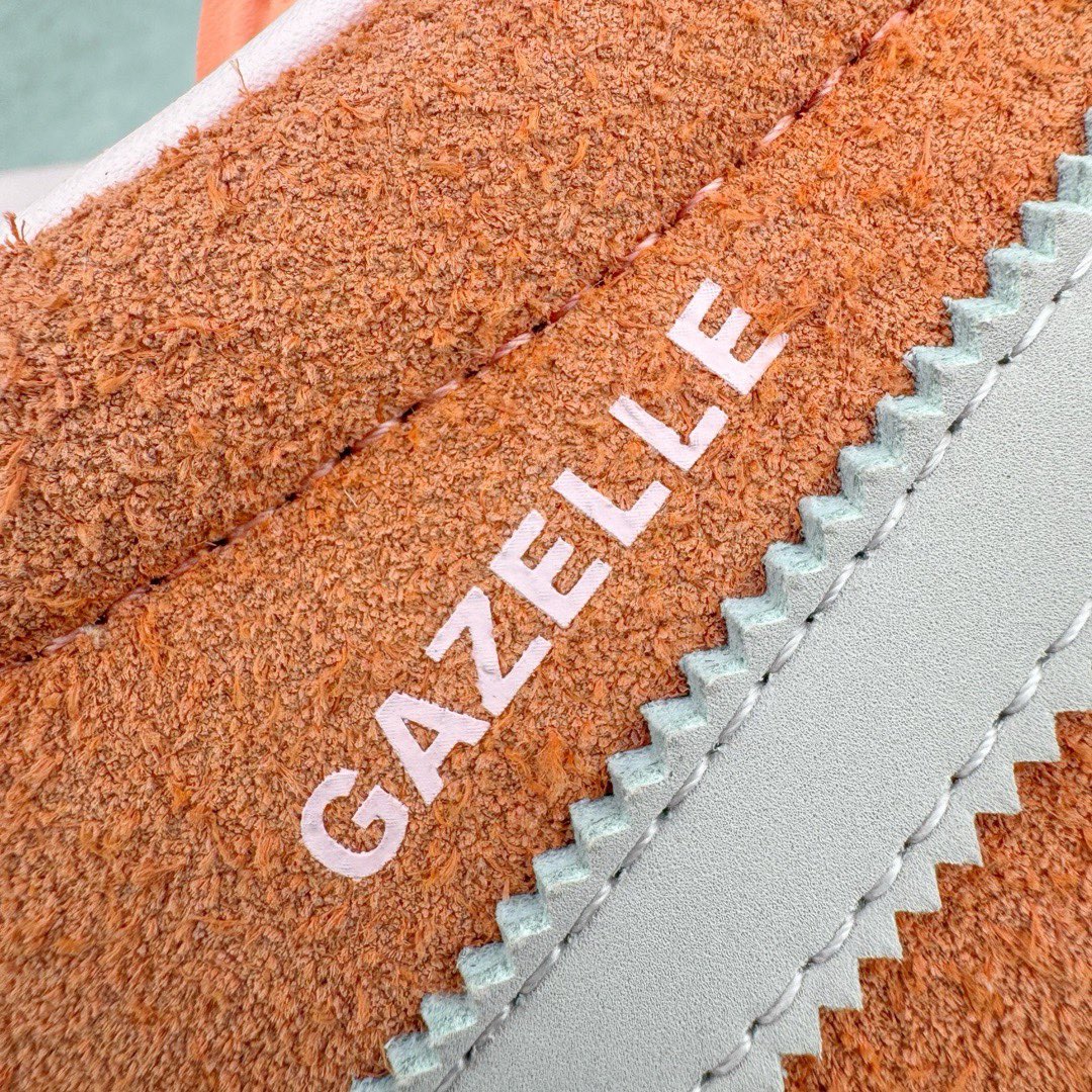 图片[15]-＃KZ神版特价 AD Original Gazelle Indoor Trainers 瞪羚室内鞋系列低帮复古百搭休闲运动德训风板鞋 橘粉 IE2946 独家前帮工艺加持 全套原纸板楦头开发 每道工序同步公司流程 确保原汁原味 完美呈现原鞋版型 原厂高频磨具加持 精准内部资源对接 Logo字体百分百还原 原厂特供纳米纤维板 区别市面劣质纸板中底 原厂海玻璃鞋垫 中置乳胶足弓支撑垫 正确3/2横条宽版背胶 一比一鞋头弧度高度鞋身弧度 烫金亮度高频深浅同步原鞋 独家私模最大47.5 半透明橡胶大底 原厂定制长毛翻毛皮组合环保纤维革鞋面 原厂港宝加持定型后跟R度完美 原厂高频磨具加持 Logo字体 凹凸明显 轮廓分明 描漆定位精准 三道杠为尖角45°锯齿状 高频立体感很强 区别圆形锯齿 已最大程度还原公司 欢迎对比 将复古进行到底 简约流畅 三十年不变经典 这款Gazelle运动鞋 无论面料、配色、质感或设计 都只在重现其1991年原款的经典 皮革鞋面 撞色三条纹和鞋跟标的设计 力求呈现90年代的经典复古风潮 Samba火热的同时 也带动了其它的复古鞋型 Gazelle便是其中一只 Gazelle Indoor拥有包边更宽的T字型鞋头 更好的保护运动员的前掌 浓浓的复古氛围感 非常适合现在流行的Cleanfit风格 尺码：35.5 36 36.5 37 38 38.5 39 40 40.5 41 42 42.5 43 44 44.5 45 46 47.5-选品中心