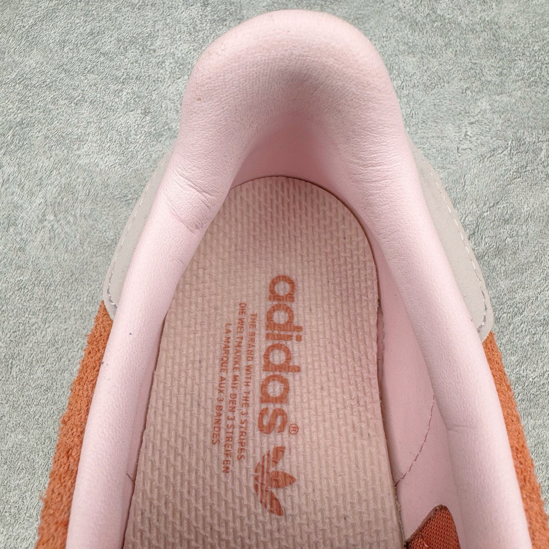 图片[10]-＃KZ神版特价 AD Original Gazelle Indoor Trainers 瞪羚室内鞋系列低帮复古百搭休闲运动德训风板鞋 橘粉 IE2946 独家前帮工艺加持 全套原纸板楦头开发 每道工序同步公司流程 确保原汁原味 完美呈现原鞋版型 原厂高频磨具加持 精准内部资源对接 Logo字体百分百还原 原厂特供纳米纤维板 区别市面劣质纸板中底 原厂海玻璃鞋垫 中置乳胶足弓支撑垫 正确3/2横条宽版背胶 一比一鞋头弧度高度鞋身弧度 烫金亮度高频深浅同步原鞋 独家私模最大47.5 半透明橡胶大底 原厂定制长毛翻毛皮组合环保纤维革鞋面 原厂港宝加持定型后跟R度完美 原厂高频磨具加持 Logo字体 凹凸明显 轮廓分明 描漆定位精准 三道杠为尖角45°锯齿状 高频立体感很强 区别圆形锯齿 已最大程度还原公司 欢迎对比 将复古进行到底 简约流畅 三十年不变经典 这款Gazelle运动鞋 无论面料、配色、质感或设计 都只在重现其1991年原款的经典 皮革鞋面 撞色三条纹和鞋跟标的设计 力求呈现90年代的经典复古风潮 Samba火热的同时 也带动了其它的复古鞋型 Gazelle便是其中一只 Gazelle Indoor拥有包边更宽的T字型鞋头 更好的保护运动员的前掌 浓浓的复古氛围感 非常适合现在流行的Cleanfit风格 尺码：35.5 36 36.5 37 38 38.5 39 40 40.5 41 42 42.5 43 44 44.5 45 46 47.5-选品中心