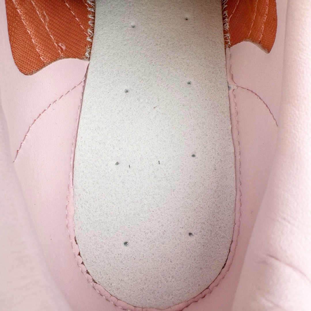 图片[19]-＃KZ神版特价 AD Original Gazelle Indoor Trainers 瞪羚室内鞋系列低帮复古百搭休闲运动德训风板鞋 橘粉 IE2946 独家前帮工艺加持 全套原纸板楦头开发 每道工序同步公司流程 确保原汁原味 完美呈现原鞋版型 原厂高频磨具加持 精准内部资源对接 Logo字体百分百还原 原厂特供纳米纤维板 区别市面劣质纸板中底 原厂海玻璃鞋垫 中置乳胶足弓支撑垫 正确3/2横条宽版背胶 一比一鞋头弧度高度鞋身弧度 烫金亮度高频深浅同步原鞋 独家私模最大47.5 半透明橡胶大底 原厂定制长毛翻毛皮组合环保纤维革鞋面 原厂港宝加持定型后跟R度完美 原厂高频磨具加持 Logo字体 凹凸明显 轮廓分明 描漆定位精准 三道杠为尖角45°锯齿状 高频立体感很强 区别圆形锯齿 已最大程度还原公司 欢迎对比 将复古进行到底 简约流畅 三十年不变经典 这款Gazelle运动鞋 无论面料、配色、质感或设计 都只在重现其1991年原款的经典 皮革鞋面 撞色三条纹和鞋跟标的设计 力求呈现90年代的经典复古风潮 Samba火热的同时 也带动了其它的复古鞋型 Gazelle便是其中一只 Gazelle Indoor拥有包边更宽的T字型鞋头 更好的保护运动员的前掌 浓浓的复古氛围感 非常适合现在流行的Cleanfit风格 尺码：35.5 36 36.5 37 38 38.5 39 40 40.5 41 42 42.5 43 44 44.5 45 46 47.5-选品中心