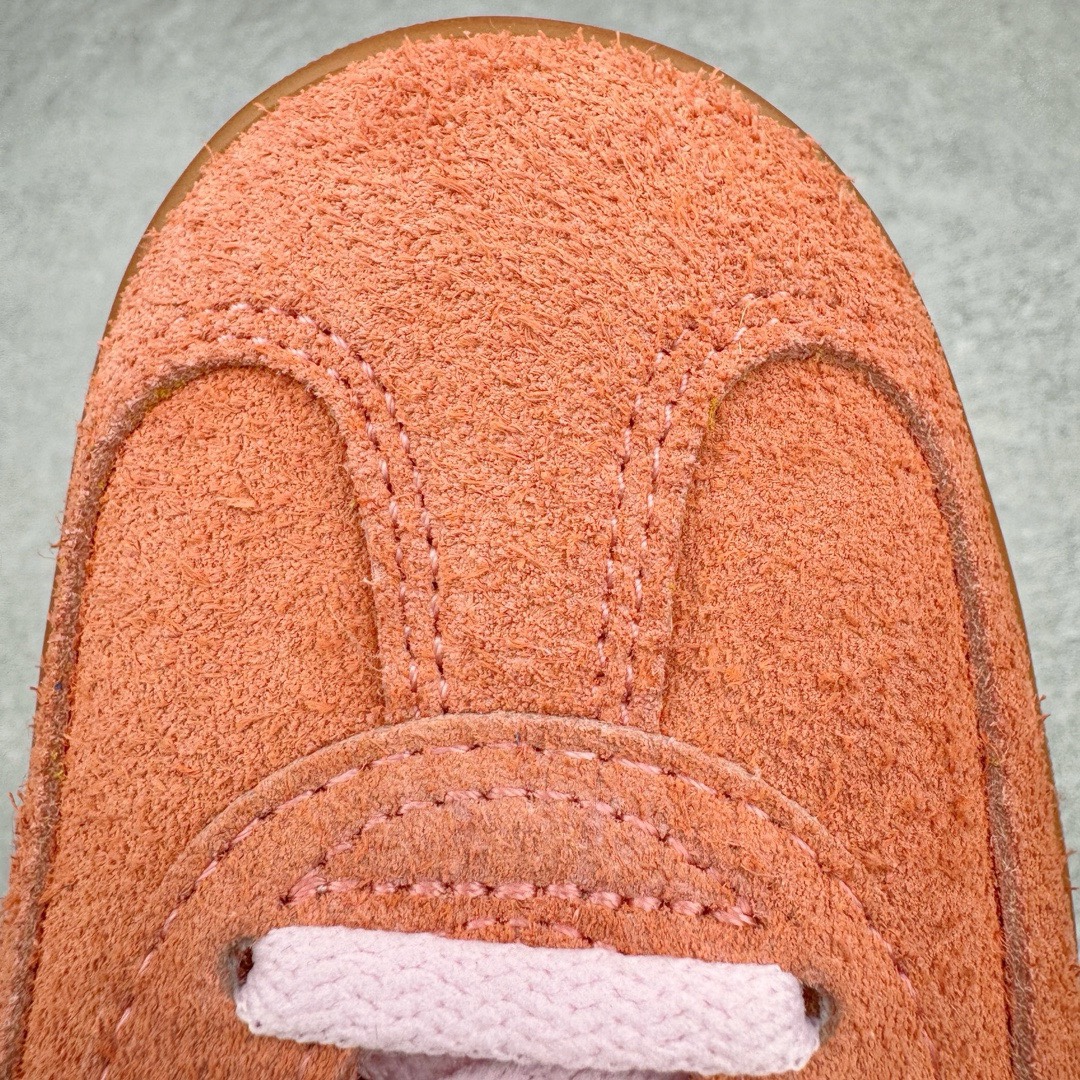 图片[12]-＃KZ神版特价 AD Original Gazelle Indoor Trainers 瞪羚室内鞋系列低帮复古百搭休闲运动德训风板鞋 橘粉 IE2946 独家前帮工艺加持 全套原纸板楦头开发 每道工序同步公司流程 确保原汁原味 完美呈现原鞋版型 原厂高频磨具加持 精准内部资源对接 Logo字体百分百还原 原厂特供纳米纤维板 区别市面劣质纸板中底 原厂海玻璃鞋垫 中置乳胶足弓支撑垫 正确3/2横条宽版背胶 一比一鞋头弧度高度鞋身弧度 烫金亮度高频深浅同步原鞋 独家私模最大47.5 半透明橡胶大底 原厂定制长毛翻毛皮组合环保纤维革鞋面 原厂港宝加持定型后跟R度完美 原厂高频磨具加持 Logo字体 凹凸明显 轮廓分明 描漆定位精准 三道杠为尖角45°锯齿状 高频立体感很强 区别圆形锯齿 已最大程度还原公司 欢迎对比 将复古进行到底 简约流畅 三十年不变经典 这款Gazelle运动鞋 无论面料、配色、质感或设计 都只在重现其1991年原款的经典 皮革鞋面 撞色三条纹和鞋跟标的设计 力求呈现90年代的经典复古风潮 Samba火热的同时 也带动了其它的复古鞋型 Gazelle便是其中一只 Gazelle Indoor拥有包边更宽的T字型鞋头 更好的保护运动员的前掌 浓浓的复古氛围感 非常适合现在流行的Cleanfit风格 尺码：35.5 36 36.5 37 38 38.5 39 40 40.5 41 42 42.5 43 44 44.5 45 46 47.5-选品中心
