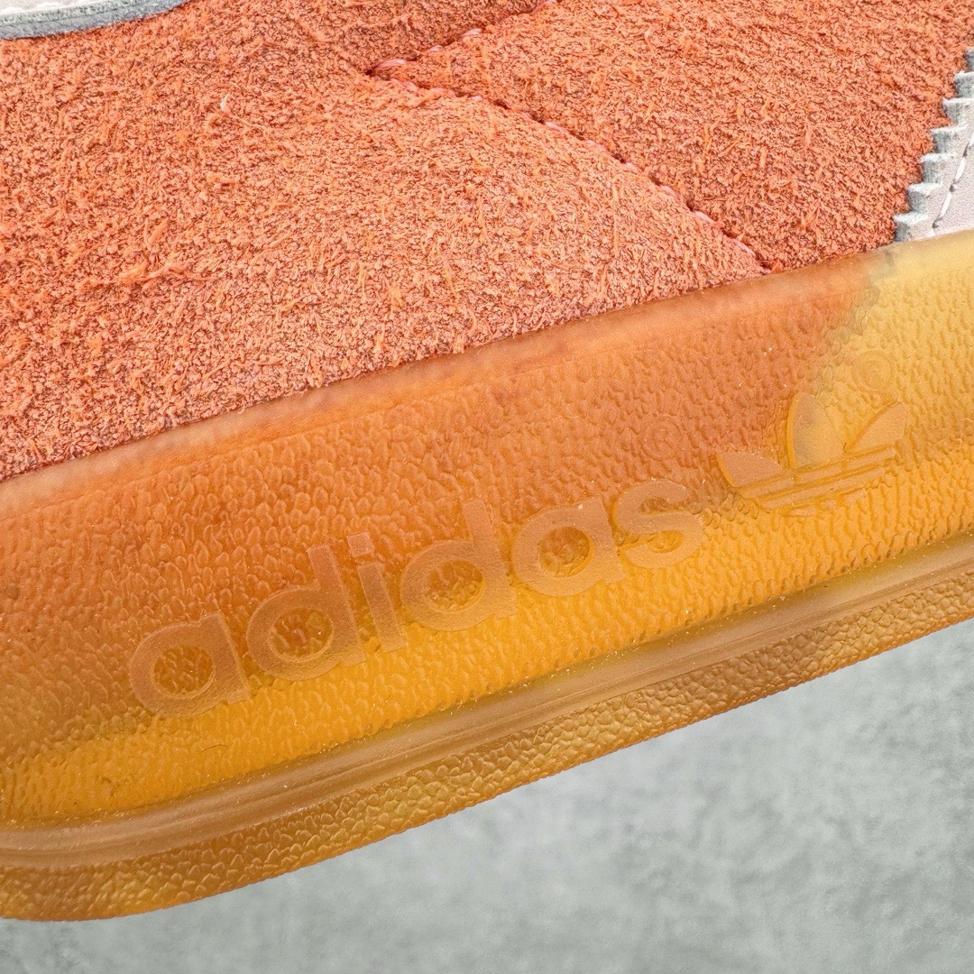 图片[16]-＃KZ神版特价 AD Original Gazelle Indoor Trainers 瞪羚室内鞋系列低帮复古百搭休闲运动德训风板鞋 橘粉 IE2946 独家前帮工艺加持 全套原纸板楦头开发 每道工序同步公司流程 确保原汁原味 完美呈现原鞋版型 原厂高频磨具加持 精准内部资源对接 Logo字体百分百还原 原厂特供纳米纤维板 区别市面劣质纸板中底 原厂海玻璃鞋垫 中置乳胶足弓支撑垫 正确3/2横条宽版背胶 一比一鞋头弧度高度鞋身弧度 烫金亮度高频深浅同步原鞋 独家私模最大47.5 半透明橡胶大底 原厂定制长毛翻毛皮组合环保纤维革鞋面 原厂港宝加持定型后跟R度完美 原厂高频磨具加持 Logo字体 凹凸明显 轮廓分明 描漆定位精准 三道杠为尖角45°锯齿状 高频立体感很强 区别圆形锯齿 已最大程度还原公司 欢迎对比 将复古进行到底 简约流畅 三十年不变经典 这款Gazelle运动鞋 无论面料、配色、质感或设计 都只在重现其1991年原款的经典 皮革鞋面 撞色三条纹和鞋跟标的设计 力求呈现90年代的经典复古风潮 Samba火热的同时 也带动了其它的复古鞋型 Gazelle便是其中一只 Gazelle Indoor拥有包边更宽的T字型鞋头 更好的保护运动员的前掌 浓浓的复古氛围感 非常适合现在流行的Cleanfit风格 尺码：35.5 36 36.5 37 38 38.5 39 40 40.5 41 42 42.5 43 44 44.5 45 46 47.5-选品中心