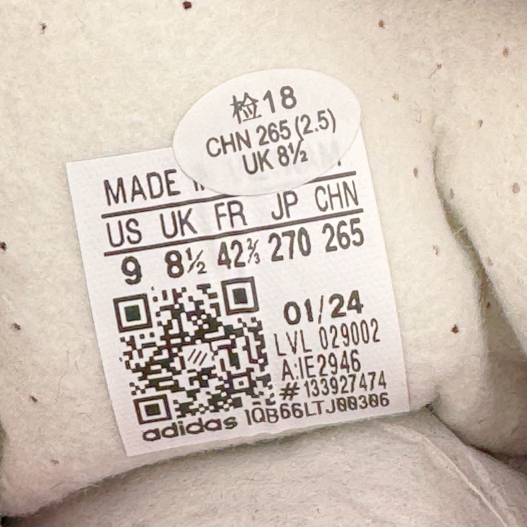 图片[18]-＃KZ神版特价 AD Original Gazelle Indoor Trainers 瞪羚室内鞋系列低帮复古百搭休闲运动德训风板鞋 橘粉 IE2946 独家前帮工艺加持 全套原纸板楦头开发 每道工序同步公司流程 确保原汁原味 完美呈现原鞋版型 原厂高频磨具加持 精准内部资源对接 Logo字体百分百还原 原厂特供纳米纤维板 区别市面劣质纸板中底 原厂海玻璃鞋垫 中置乳胶足弓支撑垫 正确3/2横条宽版背胶 一比一鞋头弧度高度鞋身弧度 烫金亮度高频深浅同步原鞋 独家私模最大47.5 半透明橡胶大底 原厂定制长毛翻毛皮组合环保纤维革鞋面 原厂港宝加持定型后跟R度完美 原厂高频磨具加持 Logo字体 凹凸明显 轮廓分明 描漆定位精准 三道杠为尖角45°锯齿状 高频立体感很强 区别圆形锯齿 已最大程度还原公司 欢迎对比 将复古进行到底 简约流畅 三十年不变经典 这款Gazelle运动鞋 无论面料、配色、质感或设计 都只在重现其1991年原款的经典 皮革鞋面 撞色三条纹和鞋跟标的设计 力求呈现90年代的经典复古风潮 Samba火热的同时 也带动了其它的复古鞋型 Gazelle便是其中一只 Gazelle Indoor拥有包边更宽的T字型鞋头 更好的保护运动员的前掌 浓浓的复古氛围感 非常适合现在流行的Cleanfit风格 尺码：35.5 36 36.5 37 38 38.5 39 40 40.5 41 42 42.5 43 44 44.5 45 46 47.5-选品中心