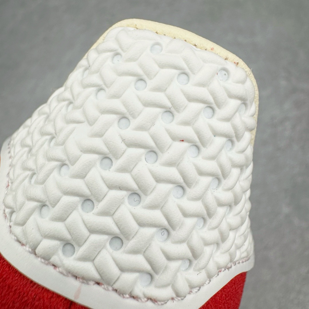 图片[18]-＃KZ神版特价 AD Original Gazelle Indoor Trainers 瞪羚室内鞋系列低帮复古百搭休闲运动德训风板鞋 大红 IF1808 独家前帮工艺加持 全套原纸板楦头开发 每道工序同步公司流程 确保原汁原味 完美呈现原鞋版型 原厂高频磨具加持 精准内部资源对接 Logo字体百分百还原 原厂特供纳米纤维板 区别市面劣质纸板中底 原厂海玻璃鞋垫 中置乳胶足弓支撑垫 正确3/2横条宽版背胶 一比一鞋头弧度高度鞋身弧度 烫金亮度高频深浅同步原鞋 独家私模最大47.5 半透明橡胶大底 原厂定制长毛翻毛皮组合环保纤维革鞋面 原厂港宝加持定型后跟R度完美 原厂高频磨具加持 Logo字体 凹凸明显 轮廓分明 描漆定位精准 三道杠为尖角45°锯齿状 高频立体感很强 区别圆形锯齿 已最大程度还原公司 欢迎对比 将复古进行到底 简约流畅 三十年不变经典 这款Gazelle运动鞋 无论面料、配色、质感或设计 都只在重现其1991年原款的经典 皮革鞋面 撞色三条纹和鞋跟标的设计 力求呈现90年代的经典复古风潮 Samba火热的同时 也带动了其它的复古鞋型 Gazelle便是其中一只 Gazelle Indoor拥有包边更宽的T字型鞋头 更好的保护运动员的前掌 浓浓的复古氛围感 非常适合现在流行的Cleanfit风格 尺码：35.5 36 36.5 37 38 38.5 39 40 40.5 41 42 42.5 43 44 44.5 45 46 47.5-选品中心